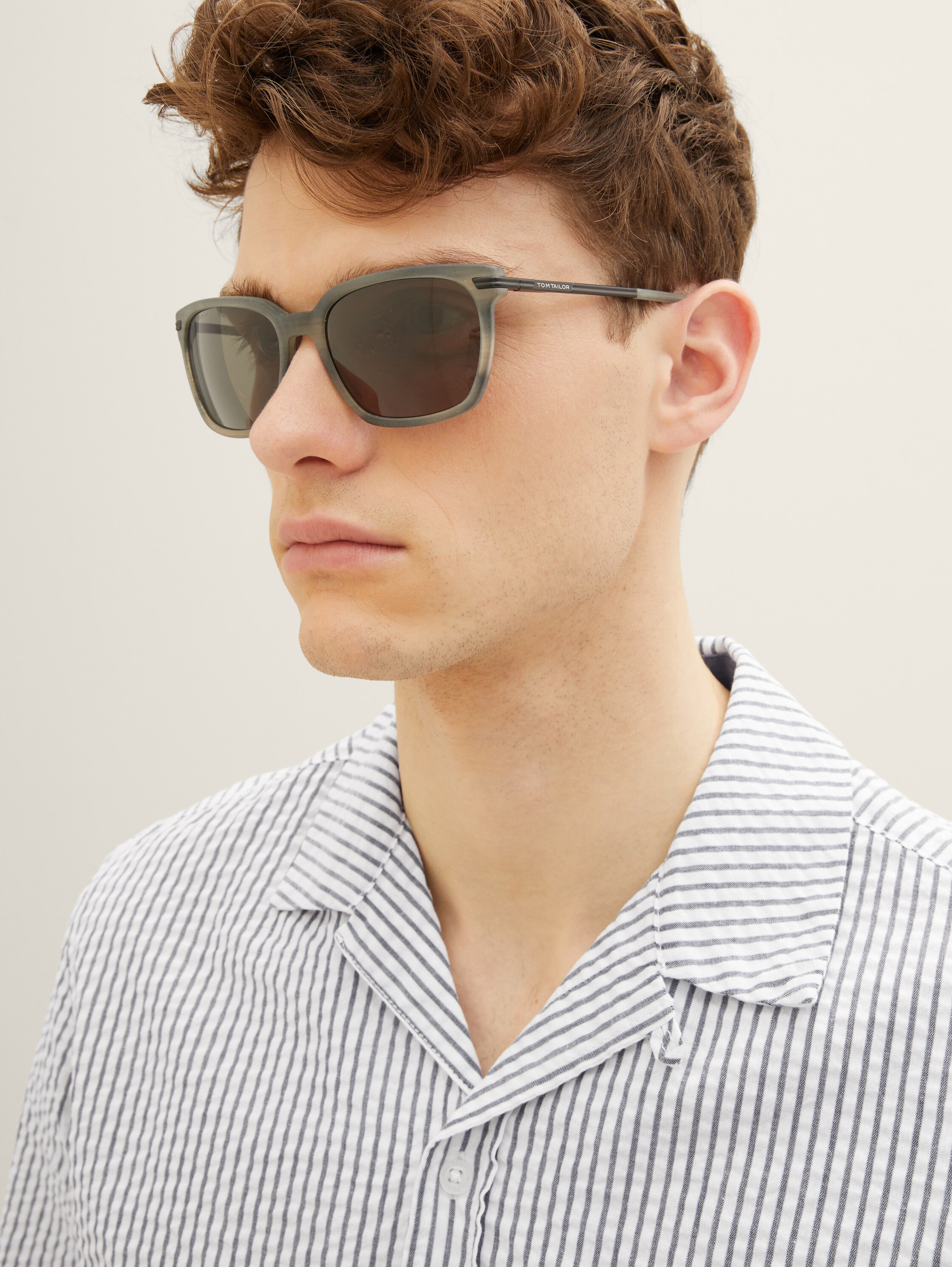 Rechteckige Sonnenbrille mit schmalem Rahmen - 1