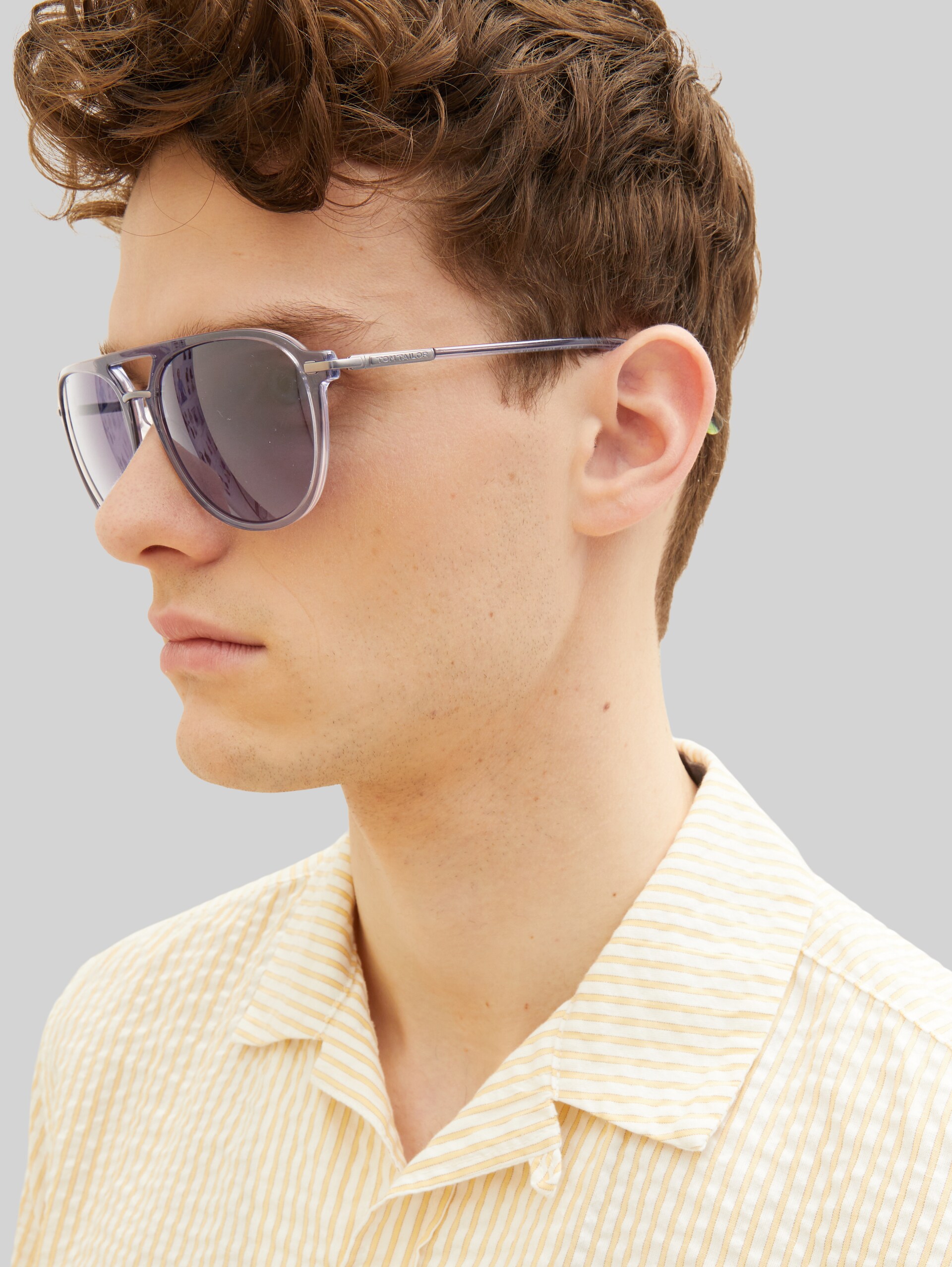Aviator sunglasses with slightly angular lenses - grau transp.-gun antik - Neckline side model view