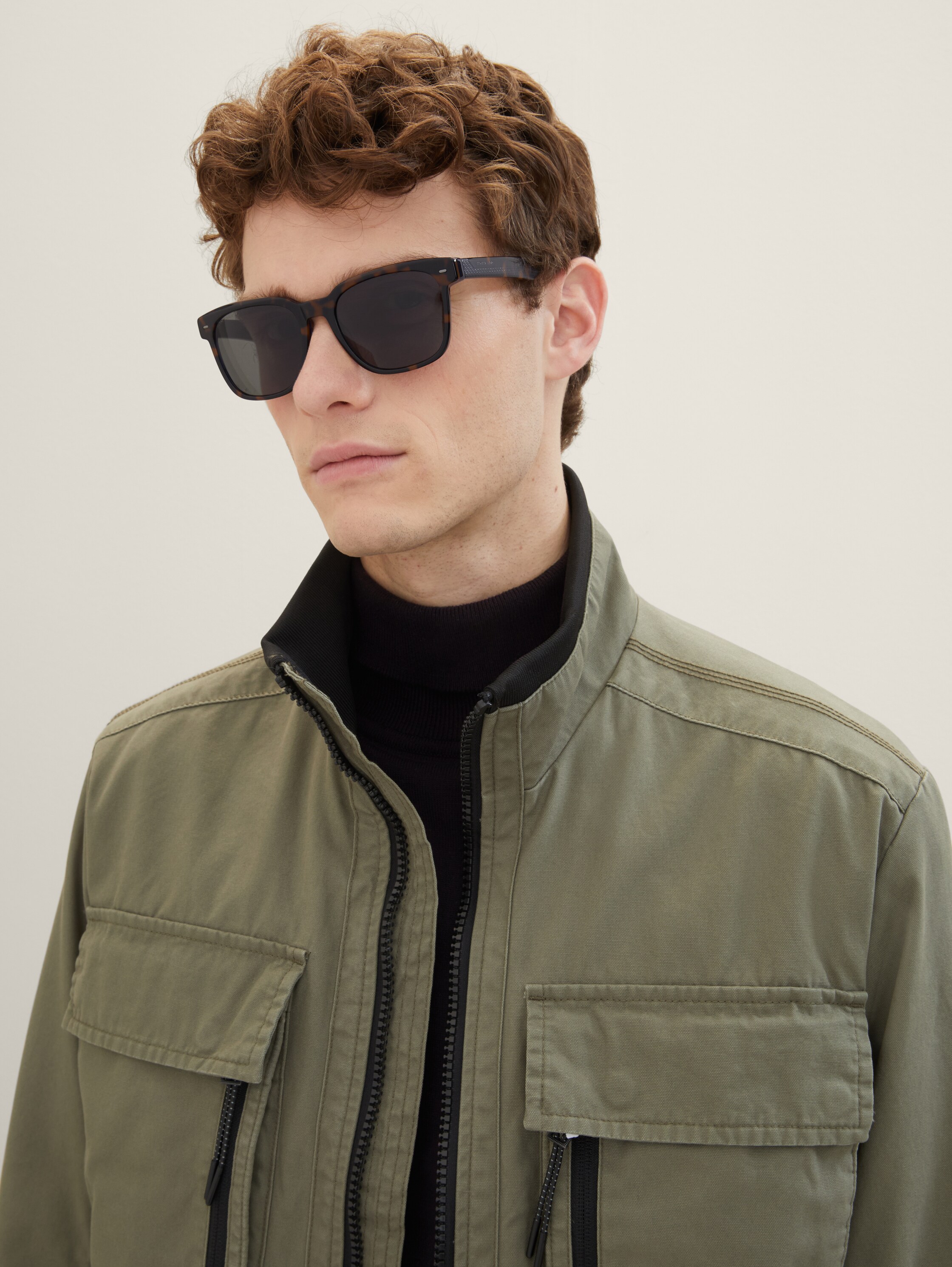 Men's sunglasses - havanna-blau - Neckline side model view