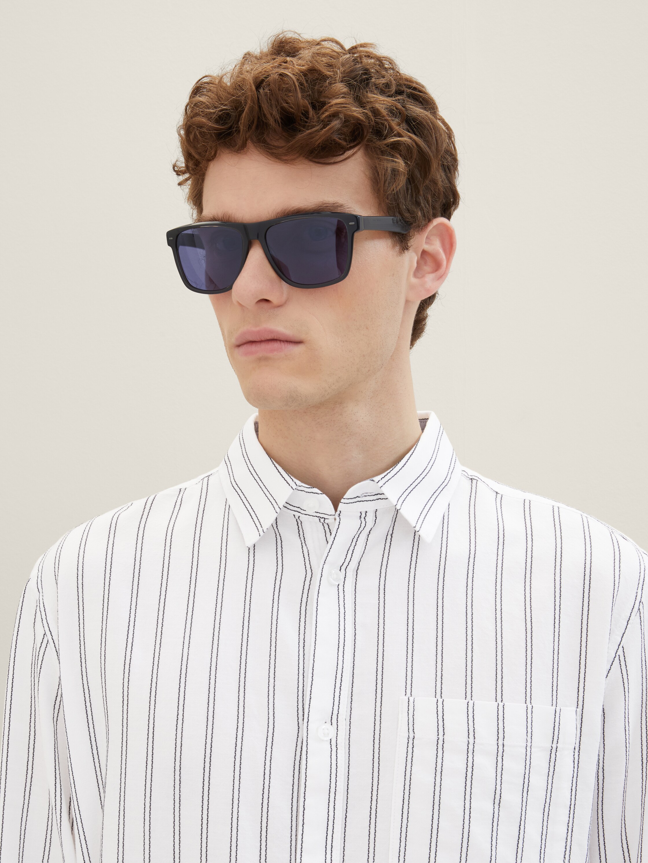 Wayfarer-Sonnenbrille mit trapezförmigen Gläsern - 1