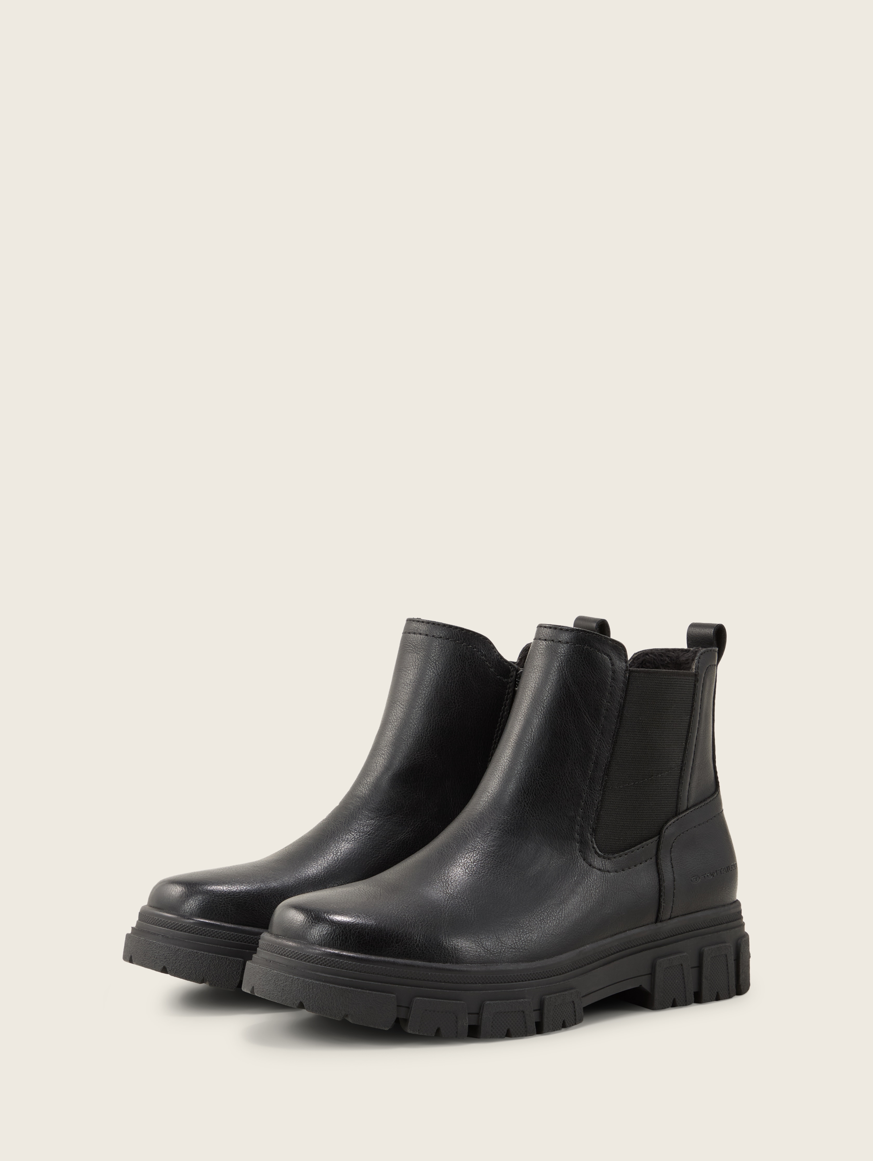 Gefütterte Stiefeletten mit Gummieinsatz von Women, black