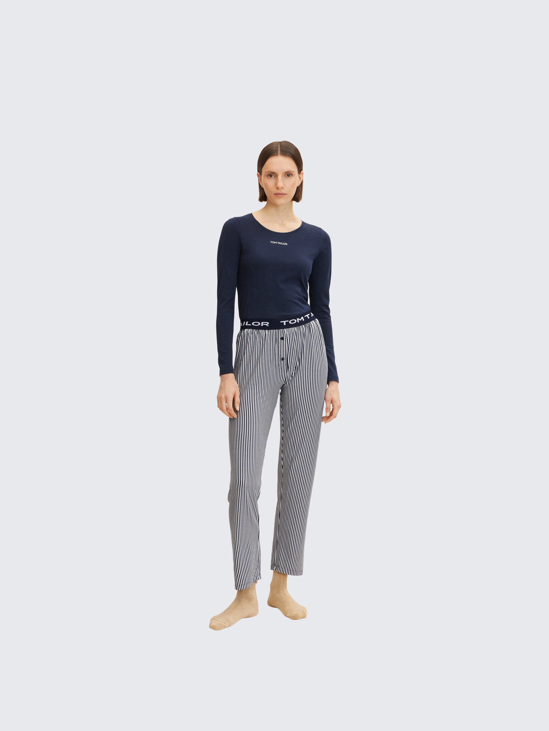 Pyjamahose mit Streifenmuster - blue stripes - Model-Vorderansicht