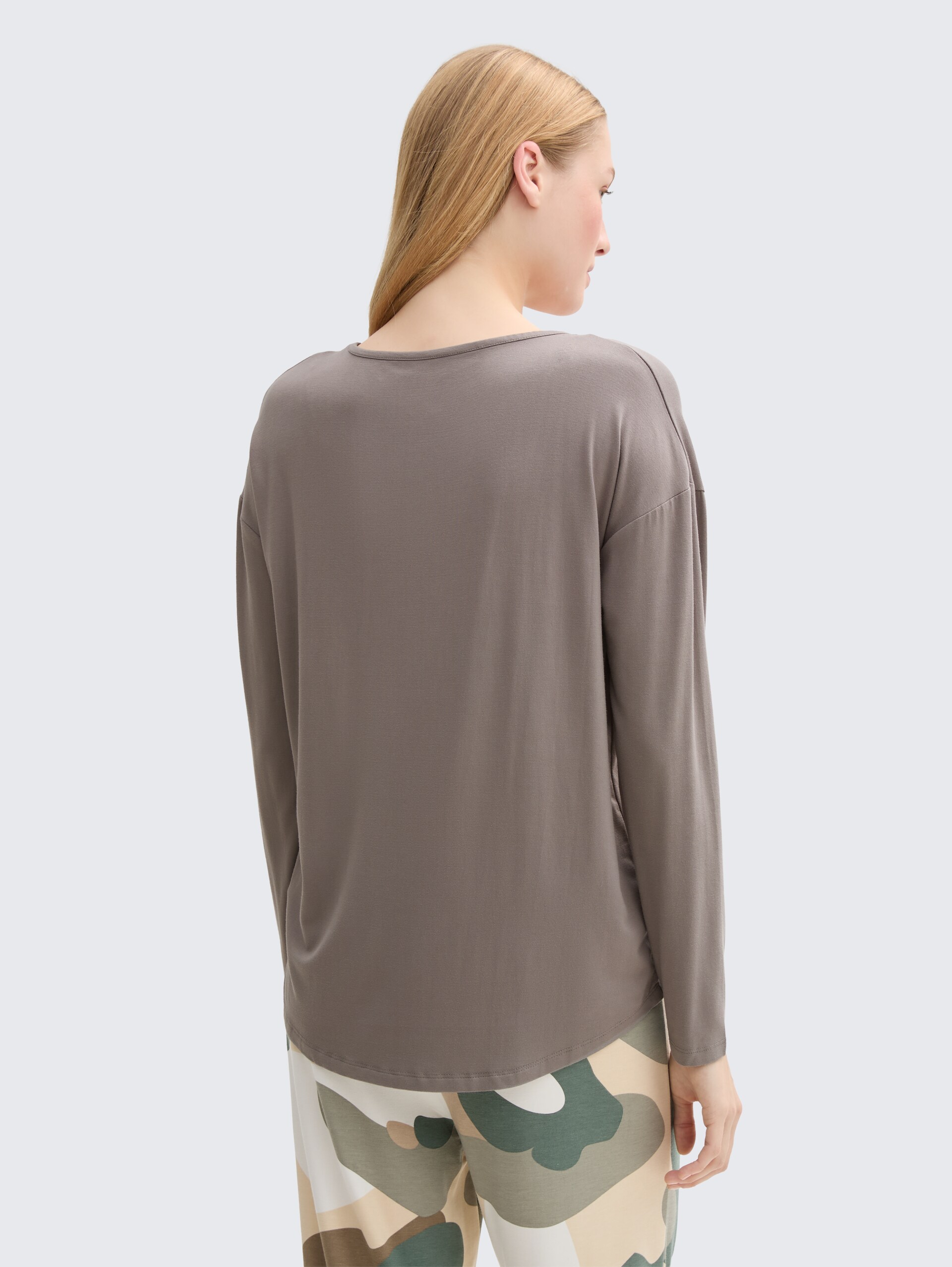 Loungewear Langarmshirt - grey-medium-solid - Model-Rückansicht