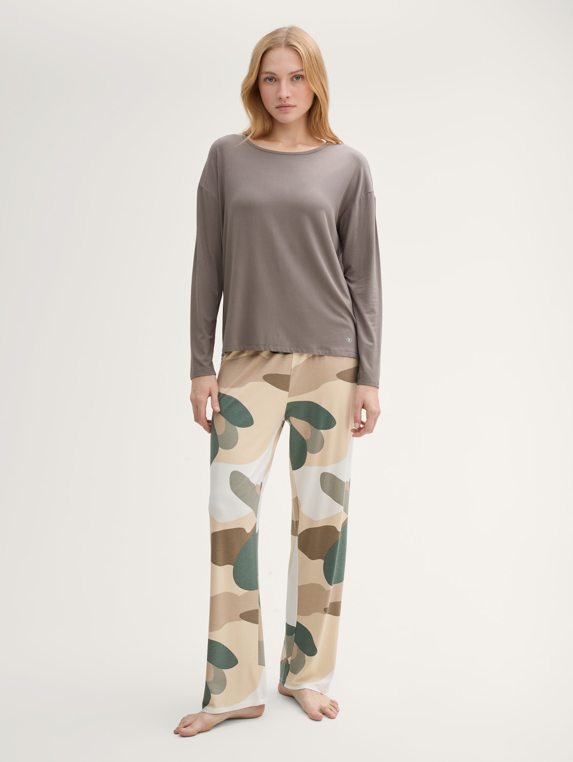 Loungewear Langarmshirt - grey-medium-solid - seitliche Model-Ansicht