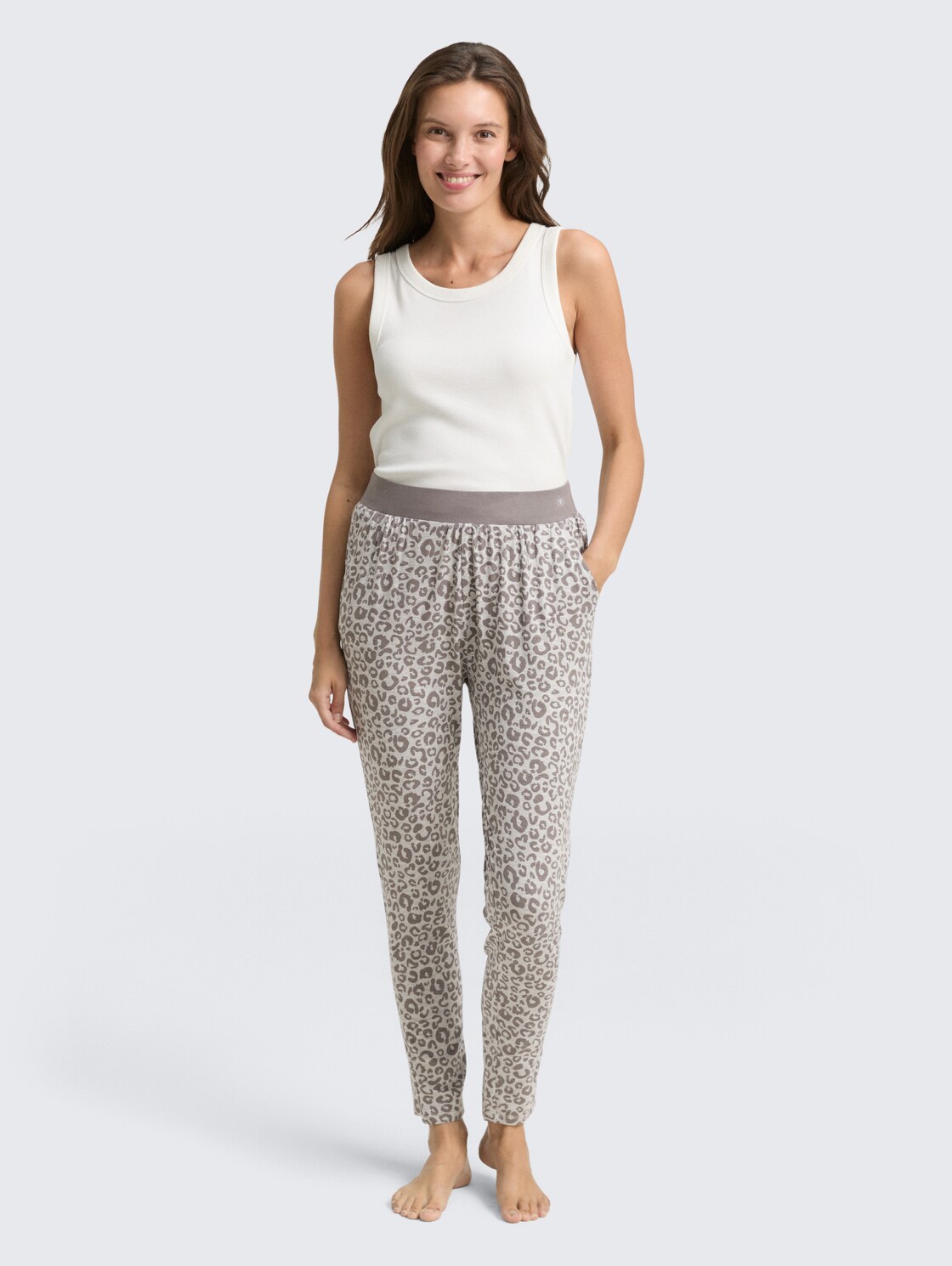 Pyjama-Hose mit Leo-Print - grey-medium-allover - Model-Vorderansicht
