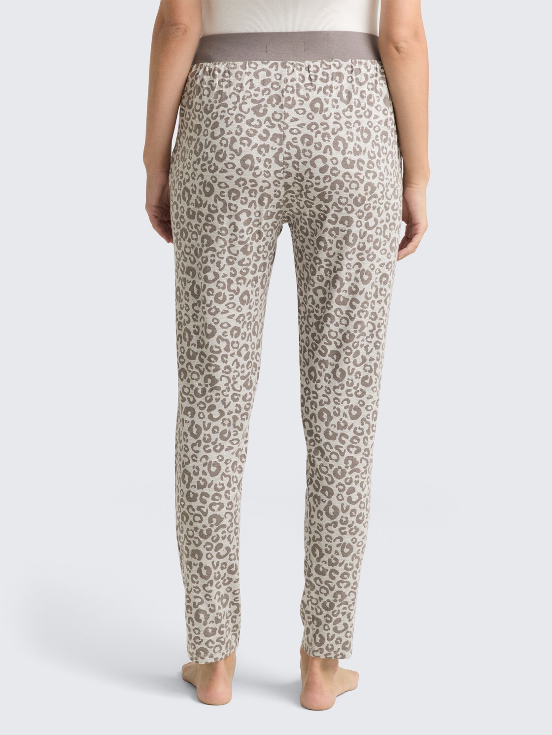 Pyjama-Hose mit Leo-Print - grey-medium-allover - Model-Rückansicht