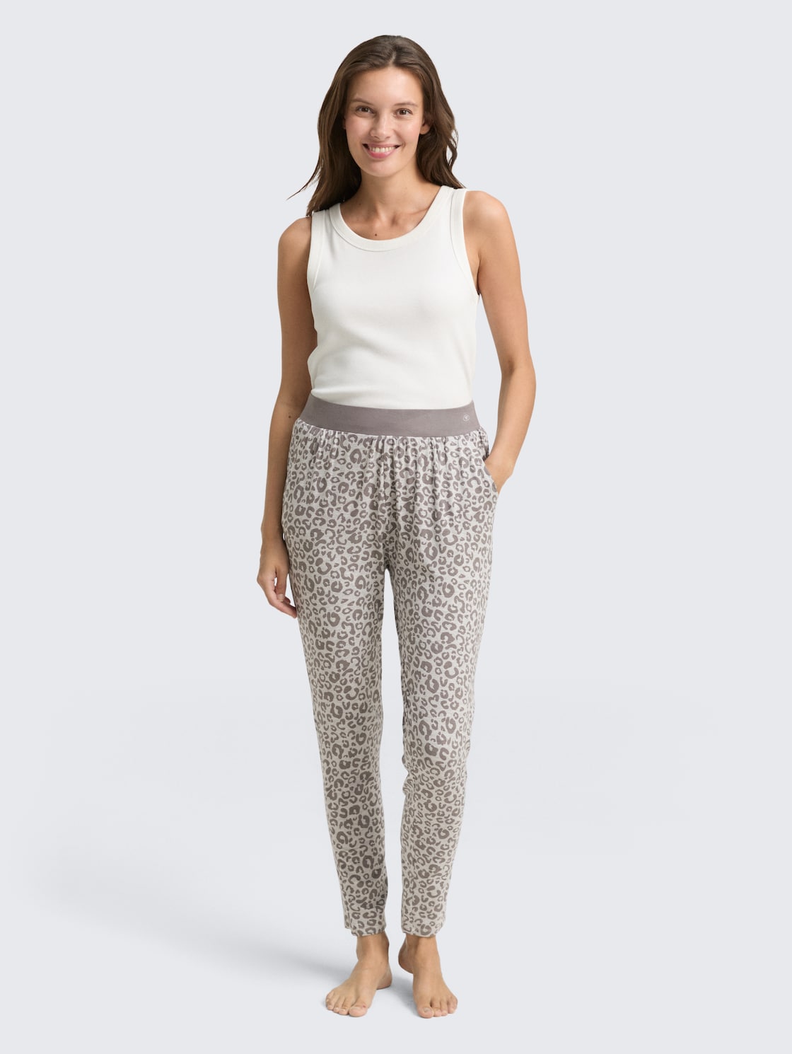 Pyjama-Hose mit Leo-Print - grey-medium-allover - seitliche Model-Ansicht