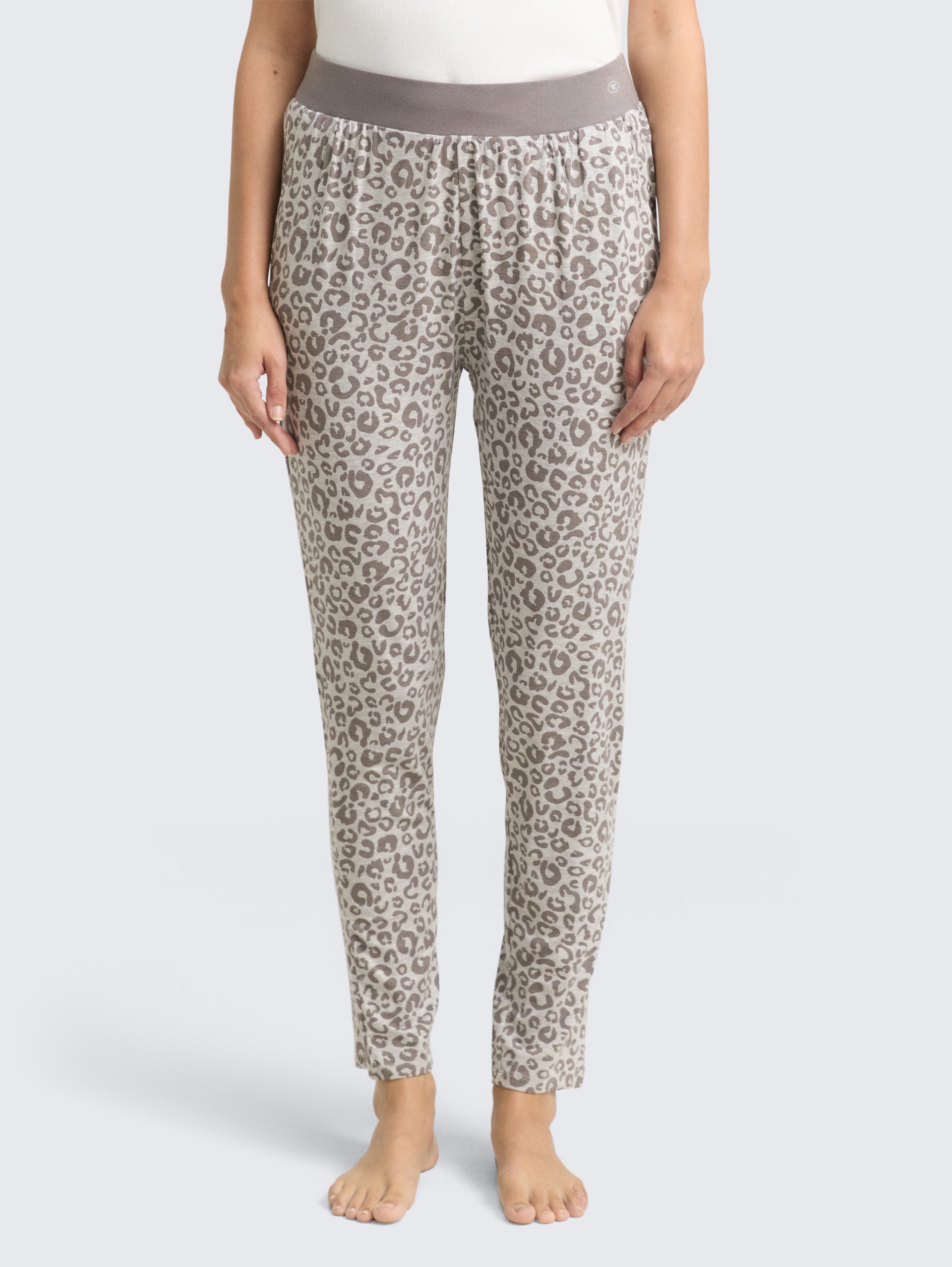 Pyjama-Hose mit Leo-Print - grey-medium-allover - Ausschnitt Model-Vorderansicht