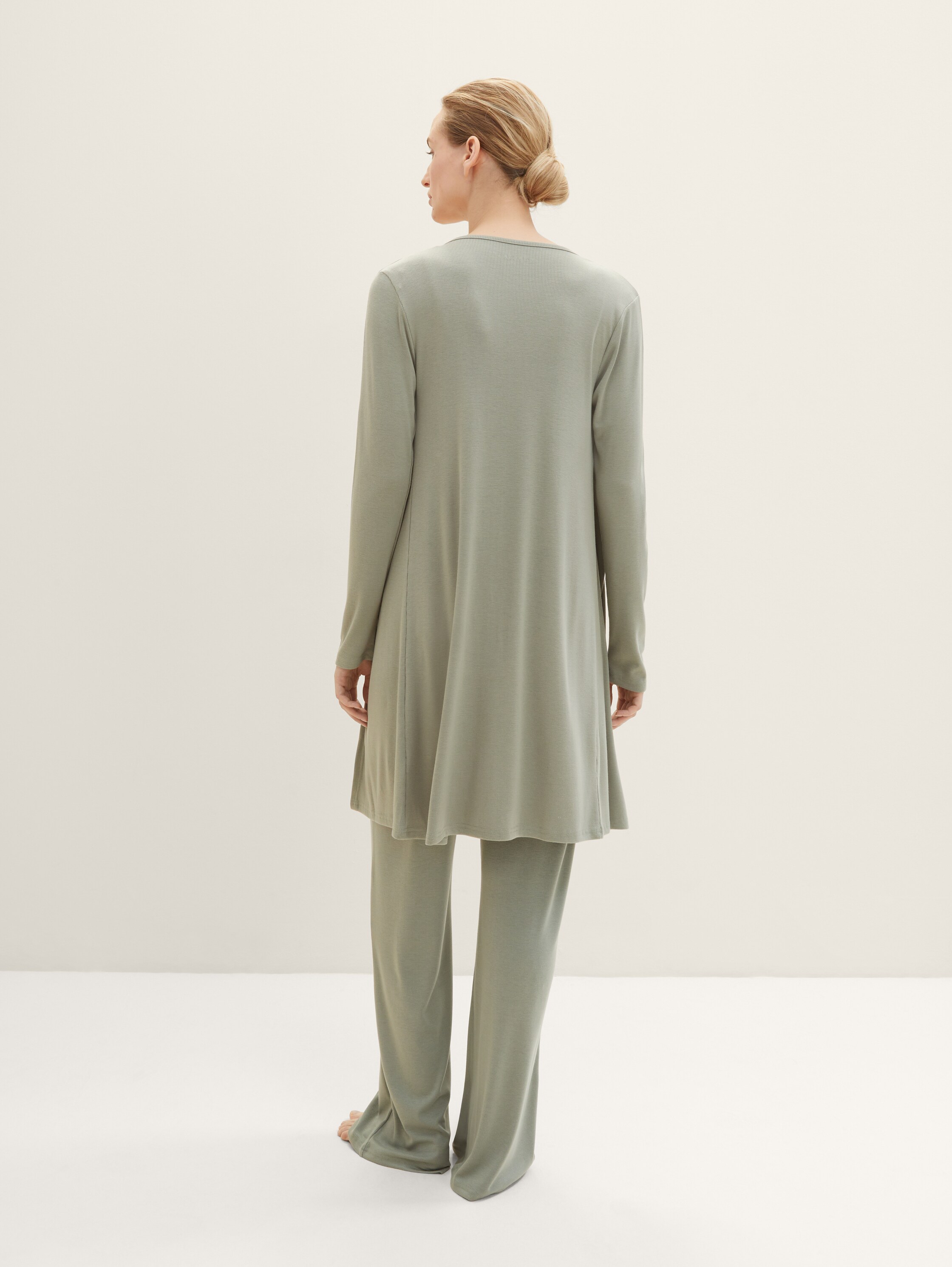 Loungewear Basic Cardigan - green-medium-solid - Model-Rückansicht