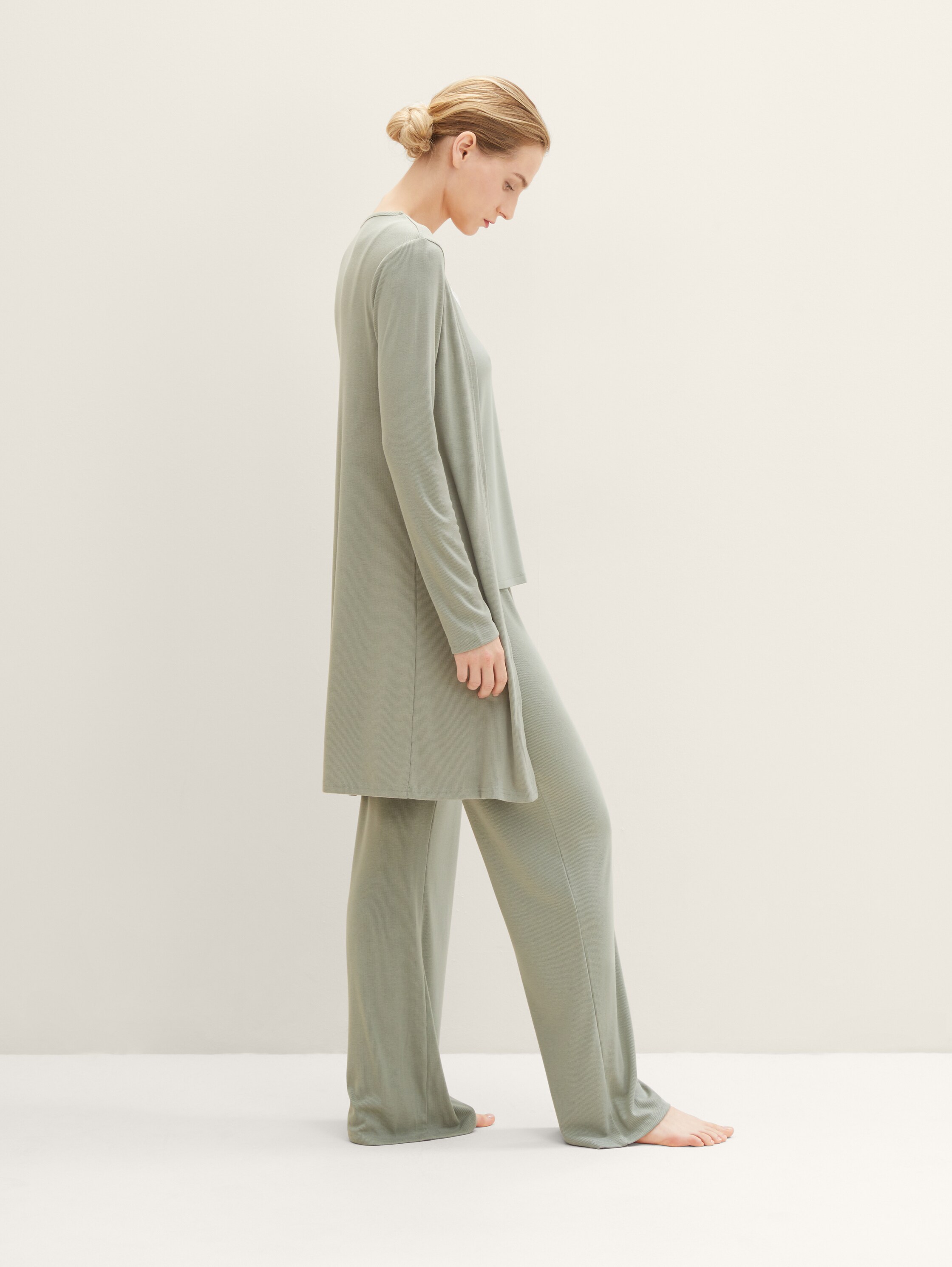 Loungewear Basic Cardigan - green-medium-solid - seitliche Model-Ansicht