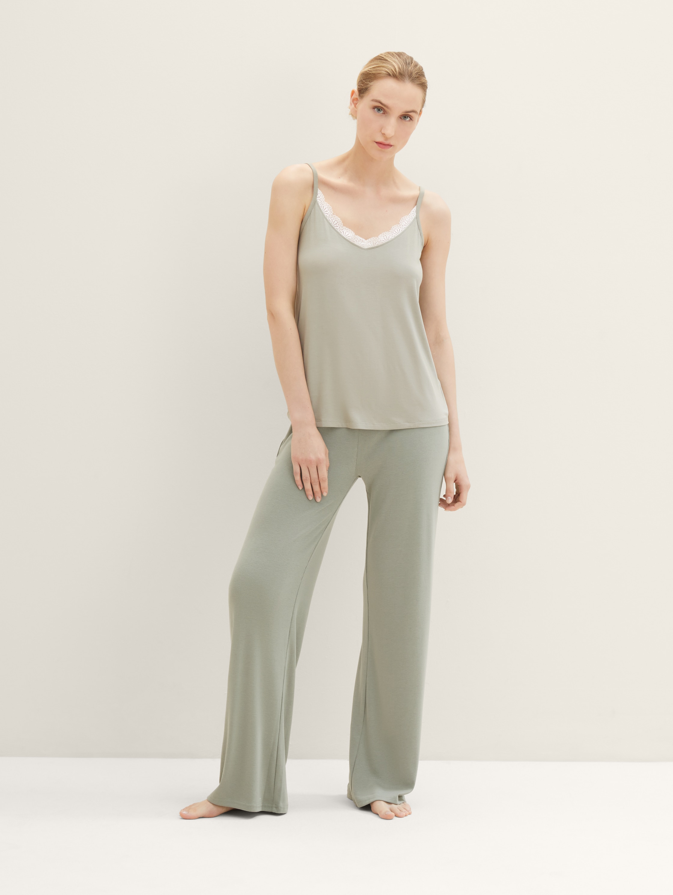 Vrouwelijke speelse top - green-medium-solid - Detailaanzicht model