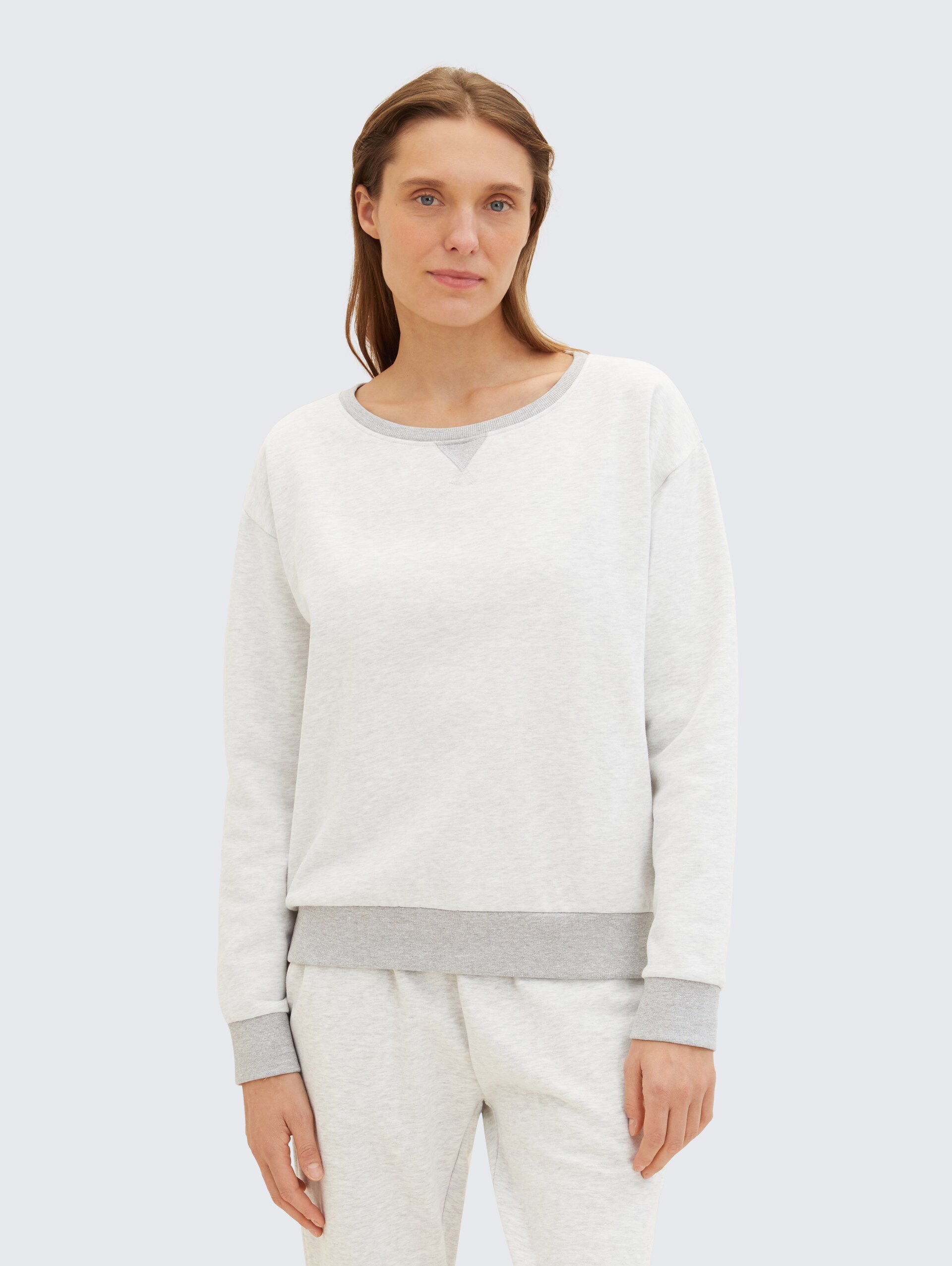 Loungewear Sweatshirt in Melange Optik - weiß-mittel-melange - Model-Vorderansicht