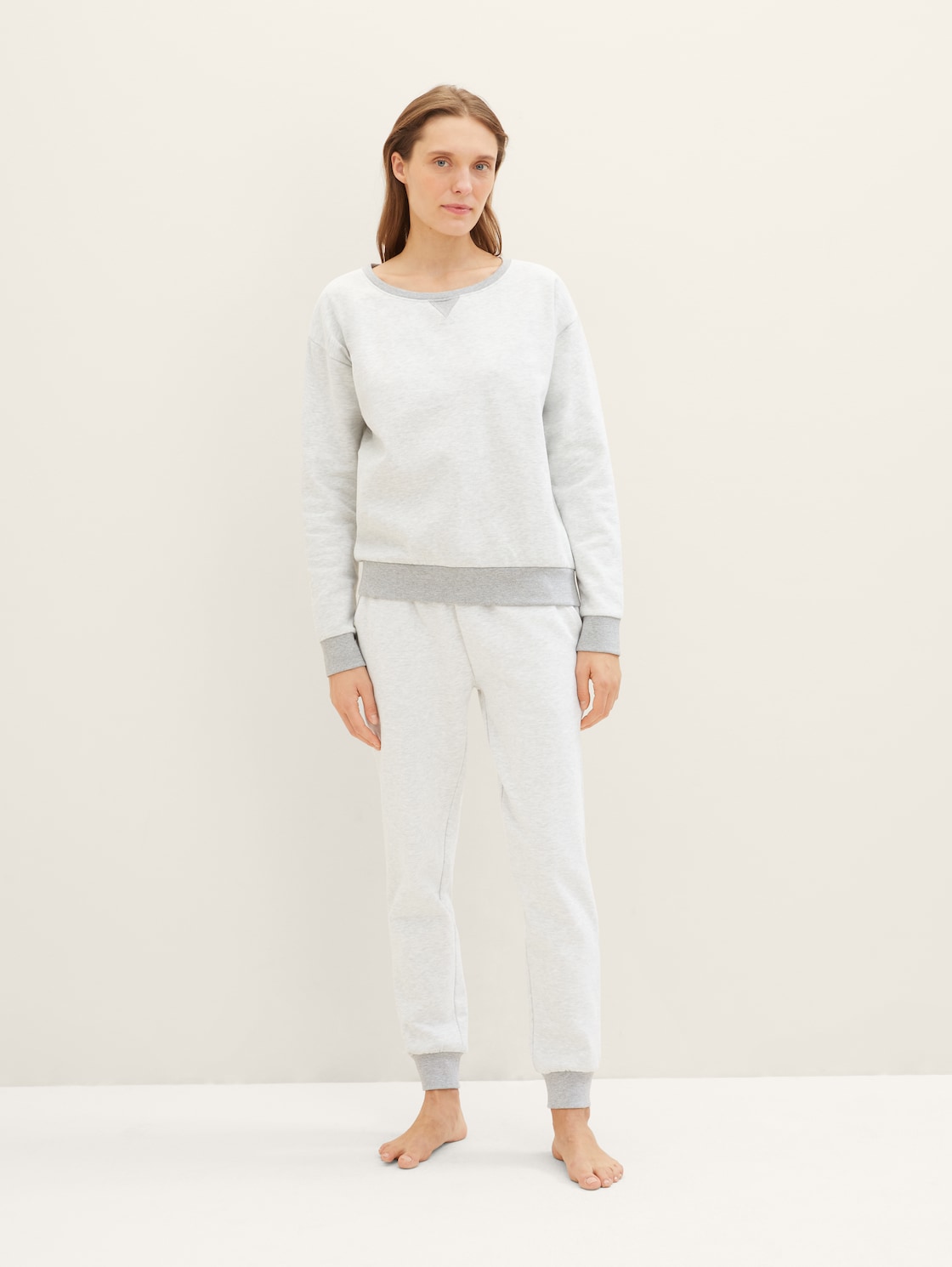 Loungewear Sweatshirt in Melange Optik - weiß-mittel-melange - seitliche Model-Ansicht