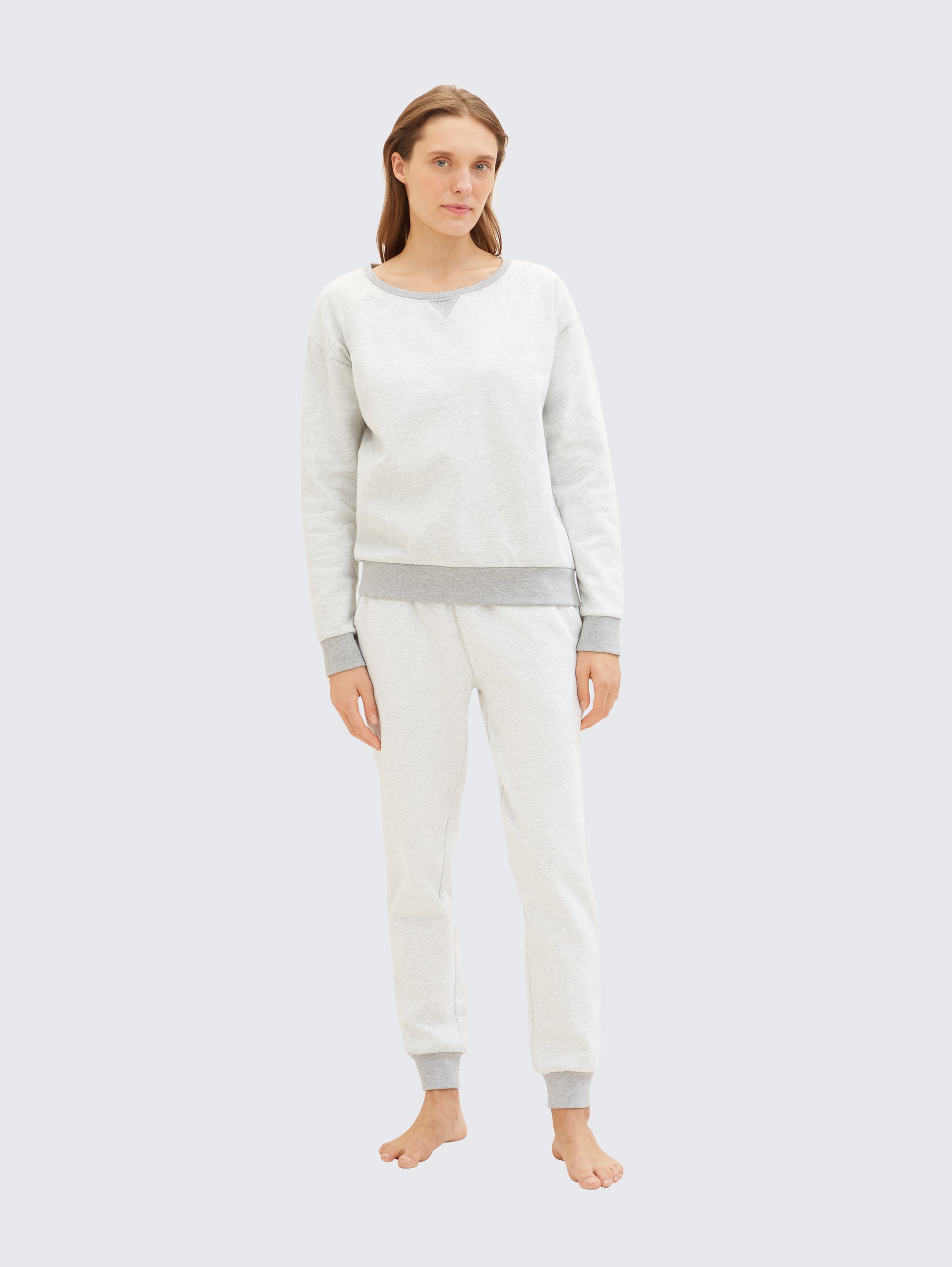 Loungewear Sweatshirt in Melange Optik - weiß-mittel-melange - seitliche Model-Ansicht