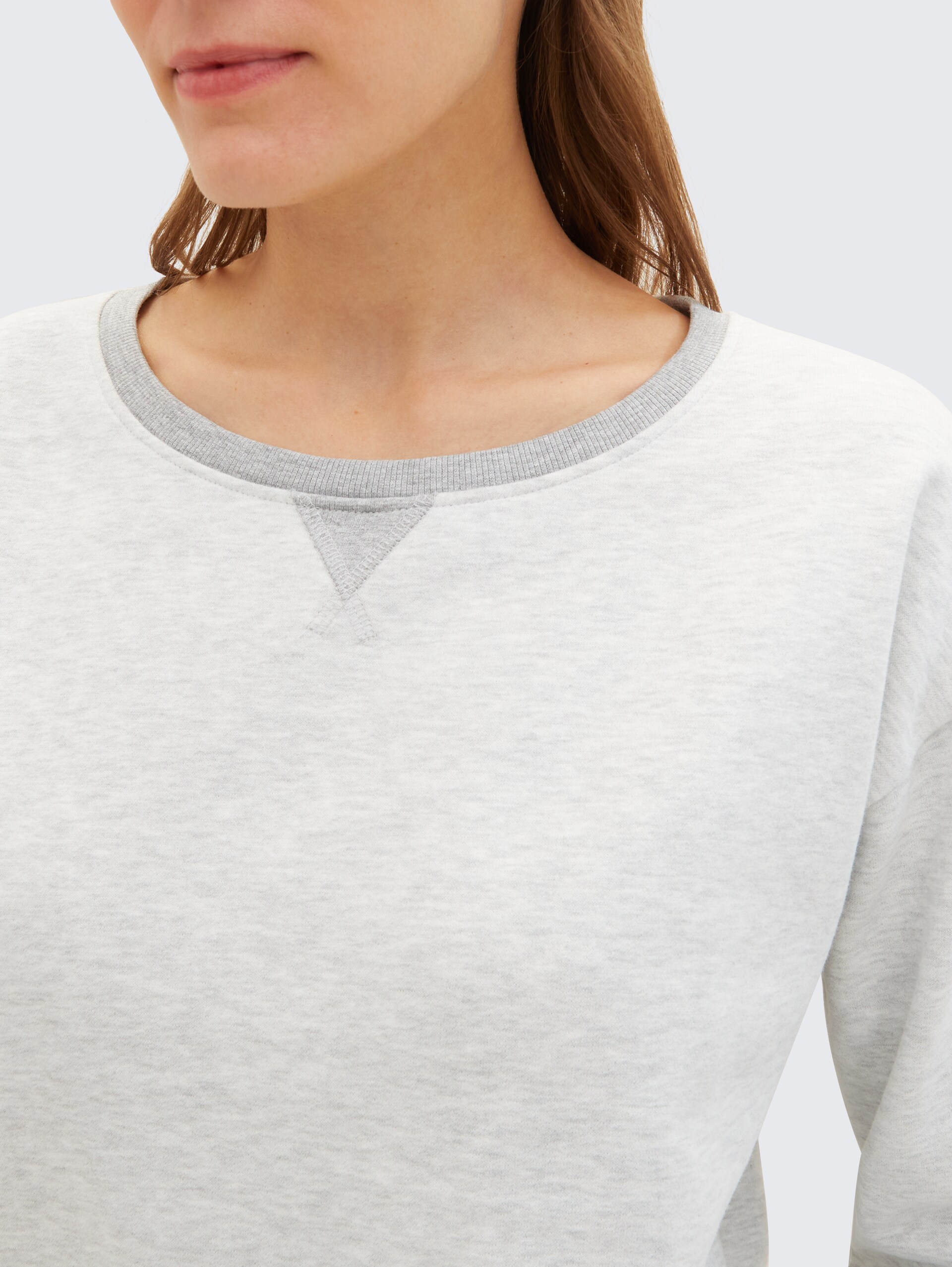 Loungewear Sweatshirt in Melange Optik - weiß-mittel-melange - Detail-Model-Ansicht
