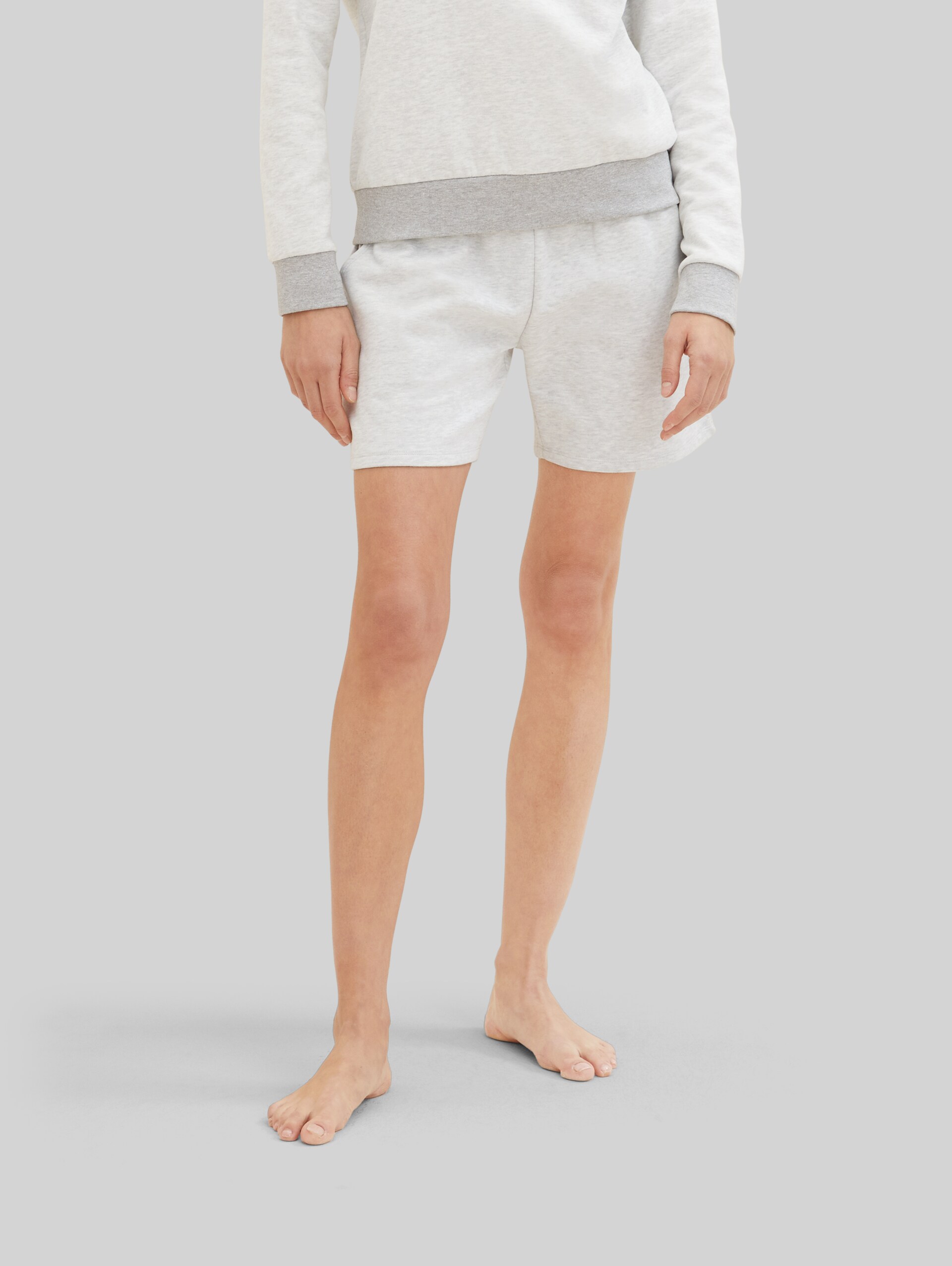 Loungewear Sweat shorts - weiß-mittel-melange - Neckline model front view
