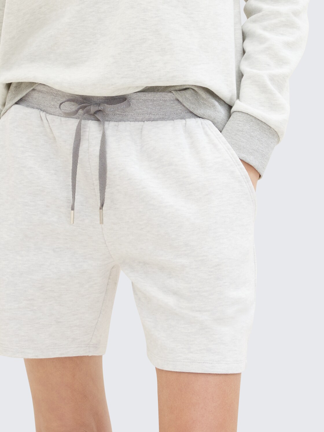 Loungewear Sweat-Shorts - weiß-mittel-melange - Detail-Model-Ansicht