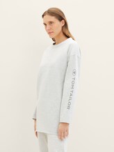 Loungewear oversized Langarmshirt mit Logo-Print - weiß-mittel-melange - Model-Vorderansicht