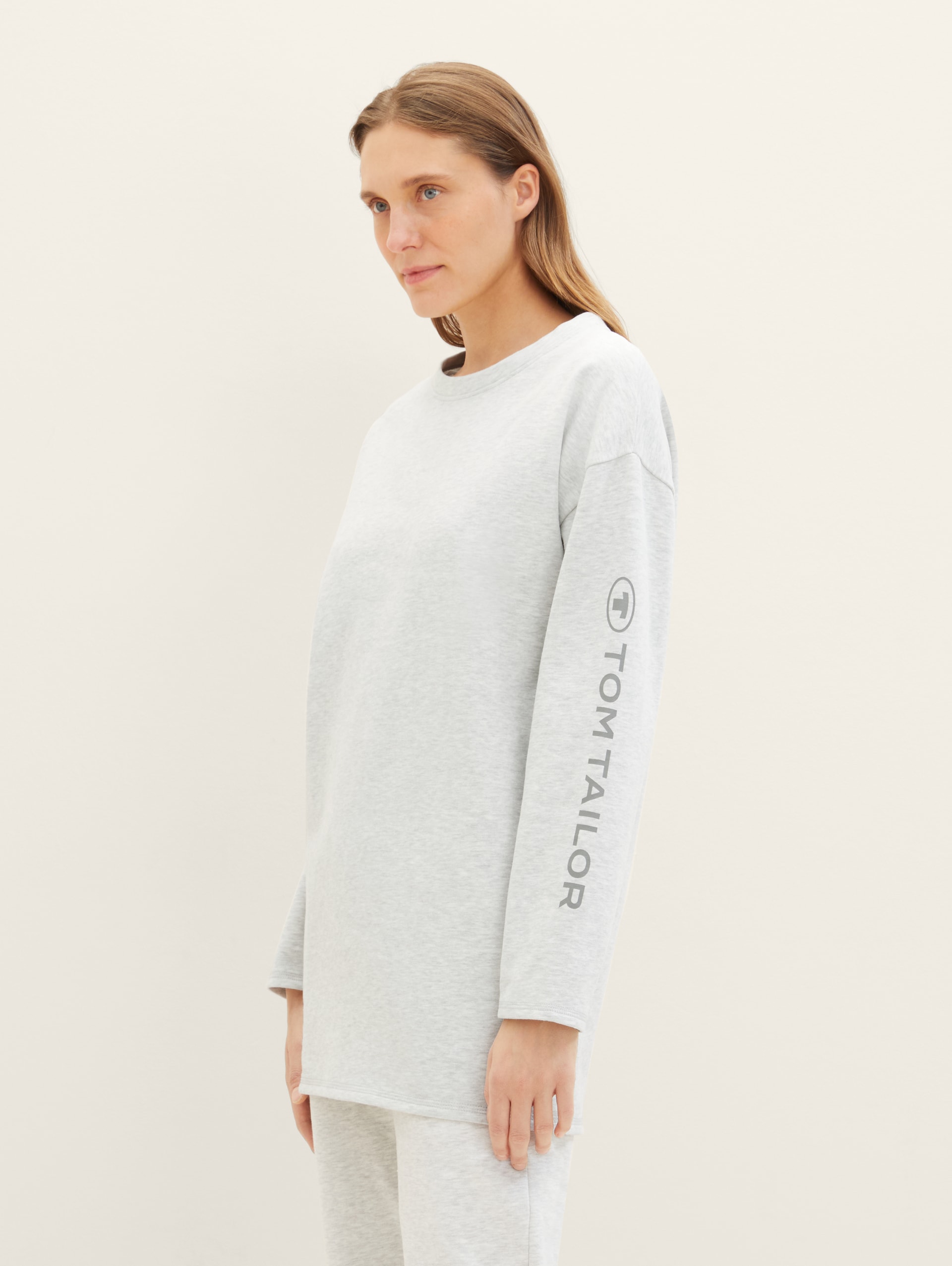 Loungewear oversized Langarmshirt mit Logo-Print - weiß-mittel-melange - Model-Vorderansicht