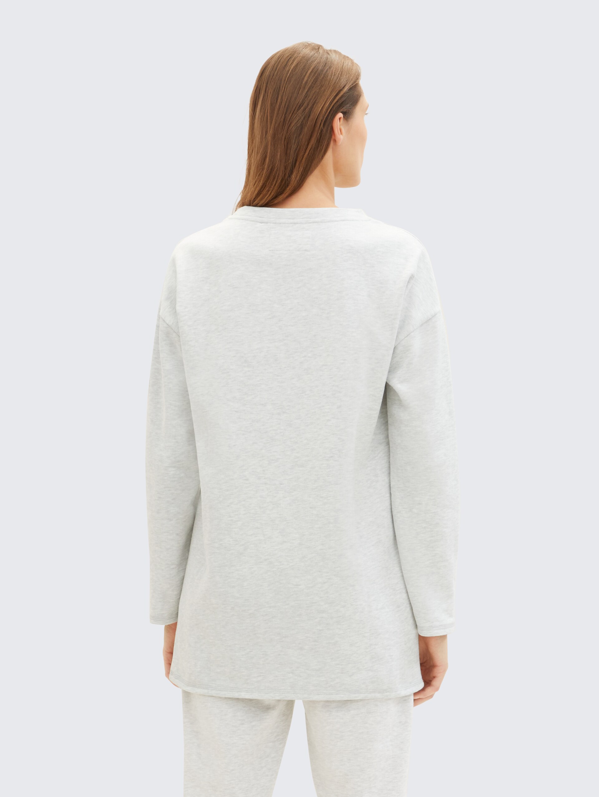 Loungewear oversized Langarmshirt mit Logo-Print - weiß-mittel-melange - Model-Rückansicht