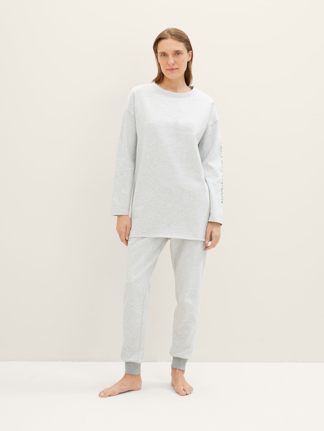 Loungewear oversized long-sleeved shirt with logo print - weiß-mittel-melange - side model view