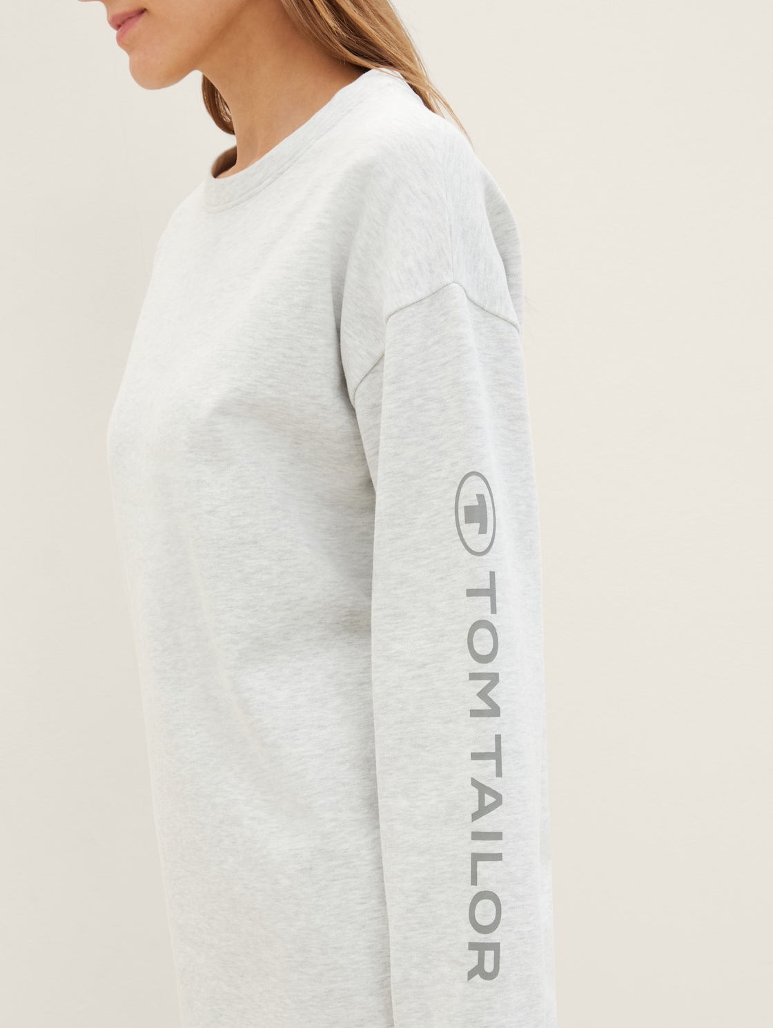 Loungewear oversized long-sleeved shirt with logo print - weiß-mittel-melange - Detail model view