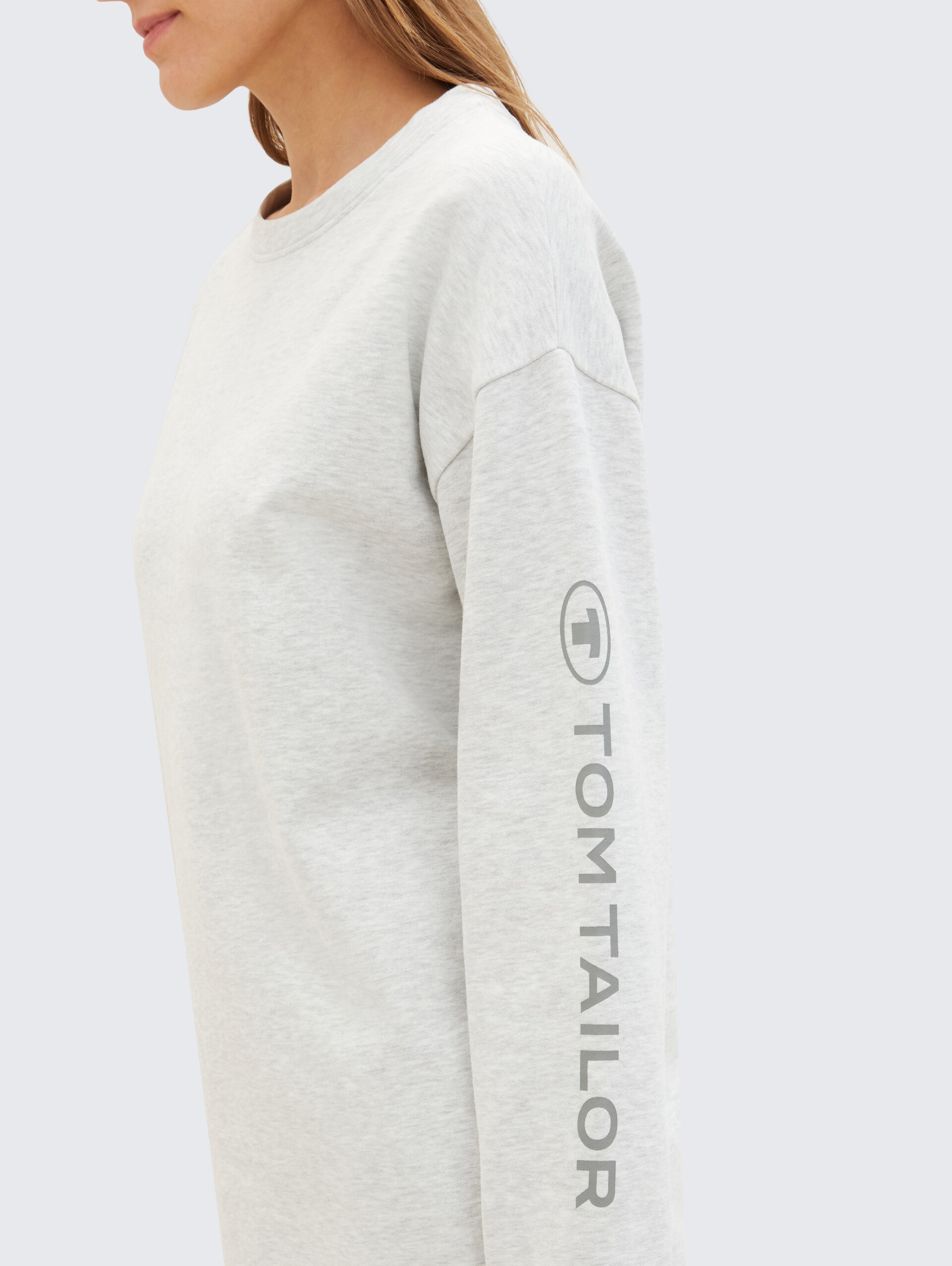 Loungewear oversized Langarmshirt mit Logo-Print - weiß-mittel-melange - Detail-Model-Ansicht