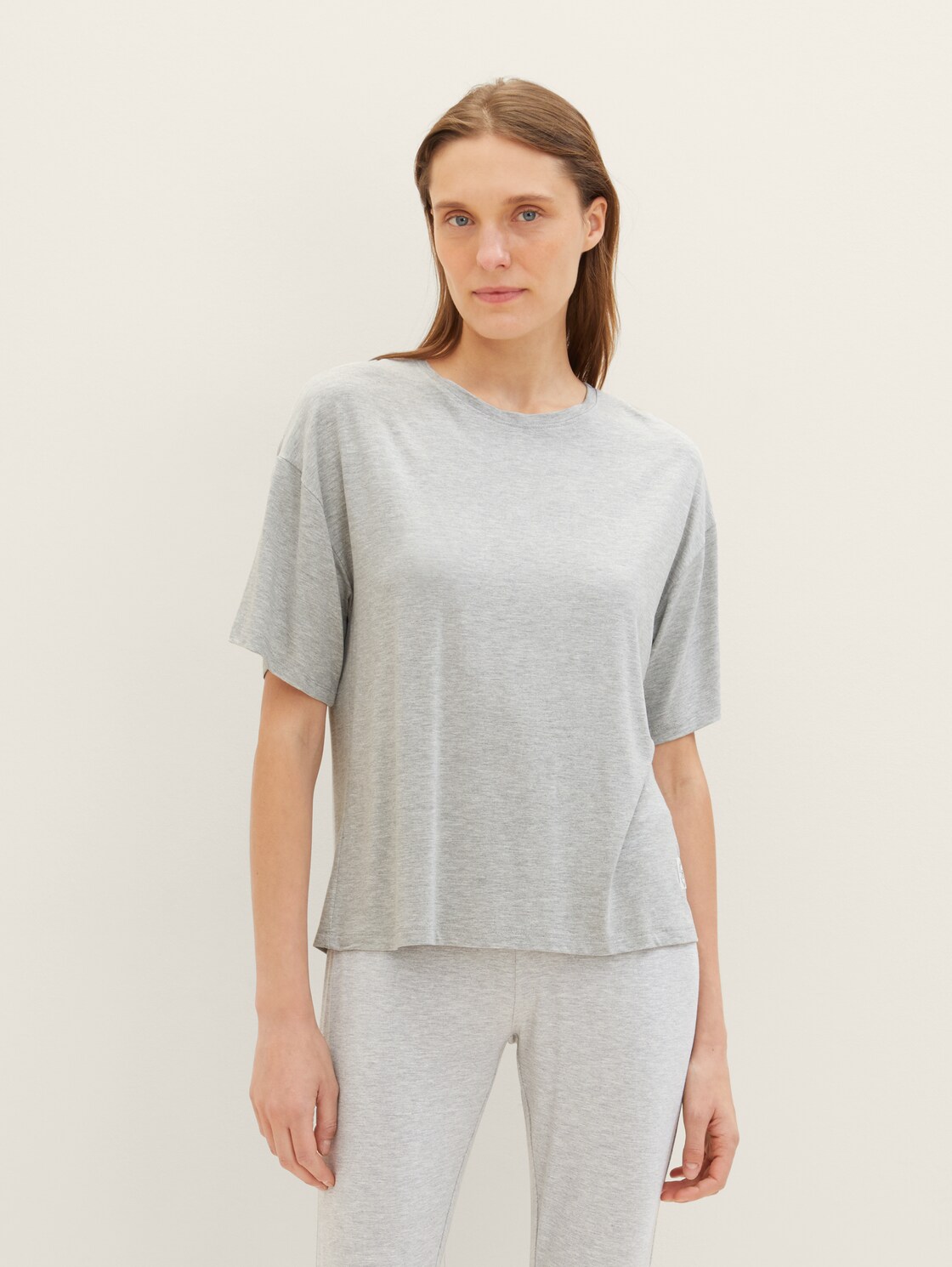 Loungewear T-Shirt in Melange Optik - grey-medium-melange - Model-Vorderansicht