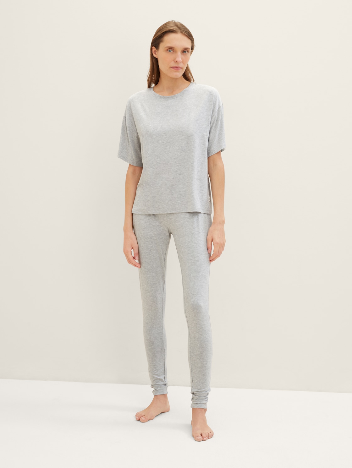 Loungewear Leggings mit Logo-Print - grey-medium-melange - seitliche Model-Ansicht