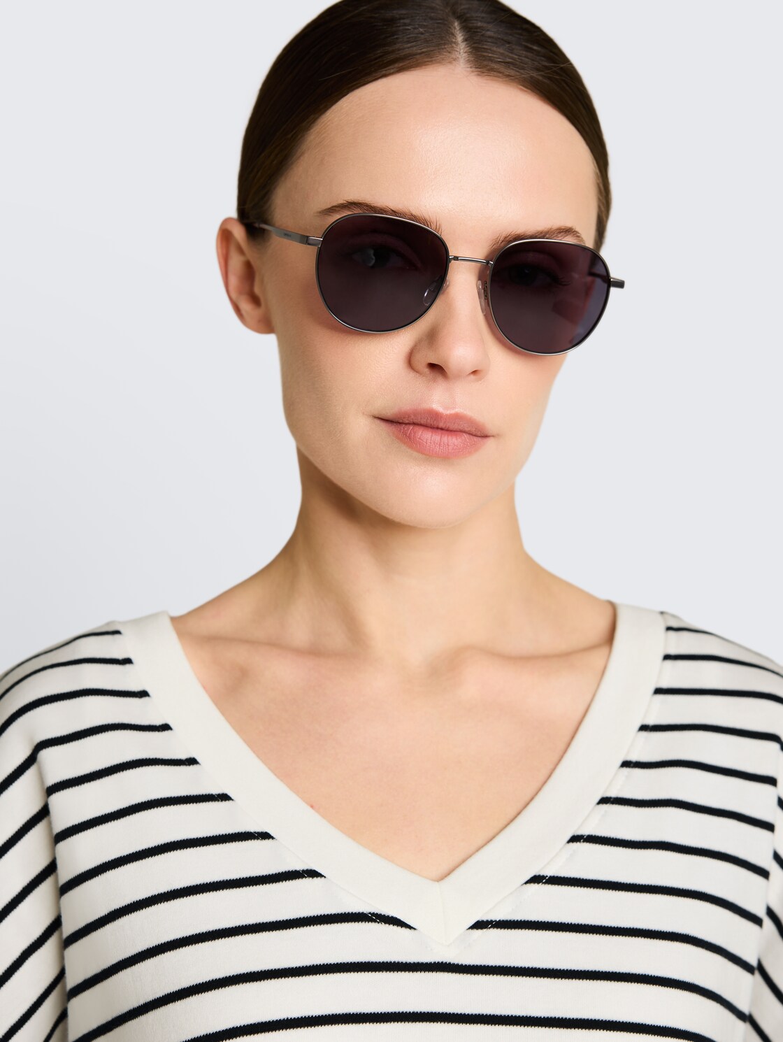 Runde Sonnenbrille - grey / gun - Ausschnitt seitliche Model-Ansicht