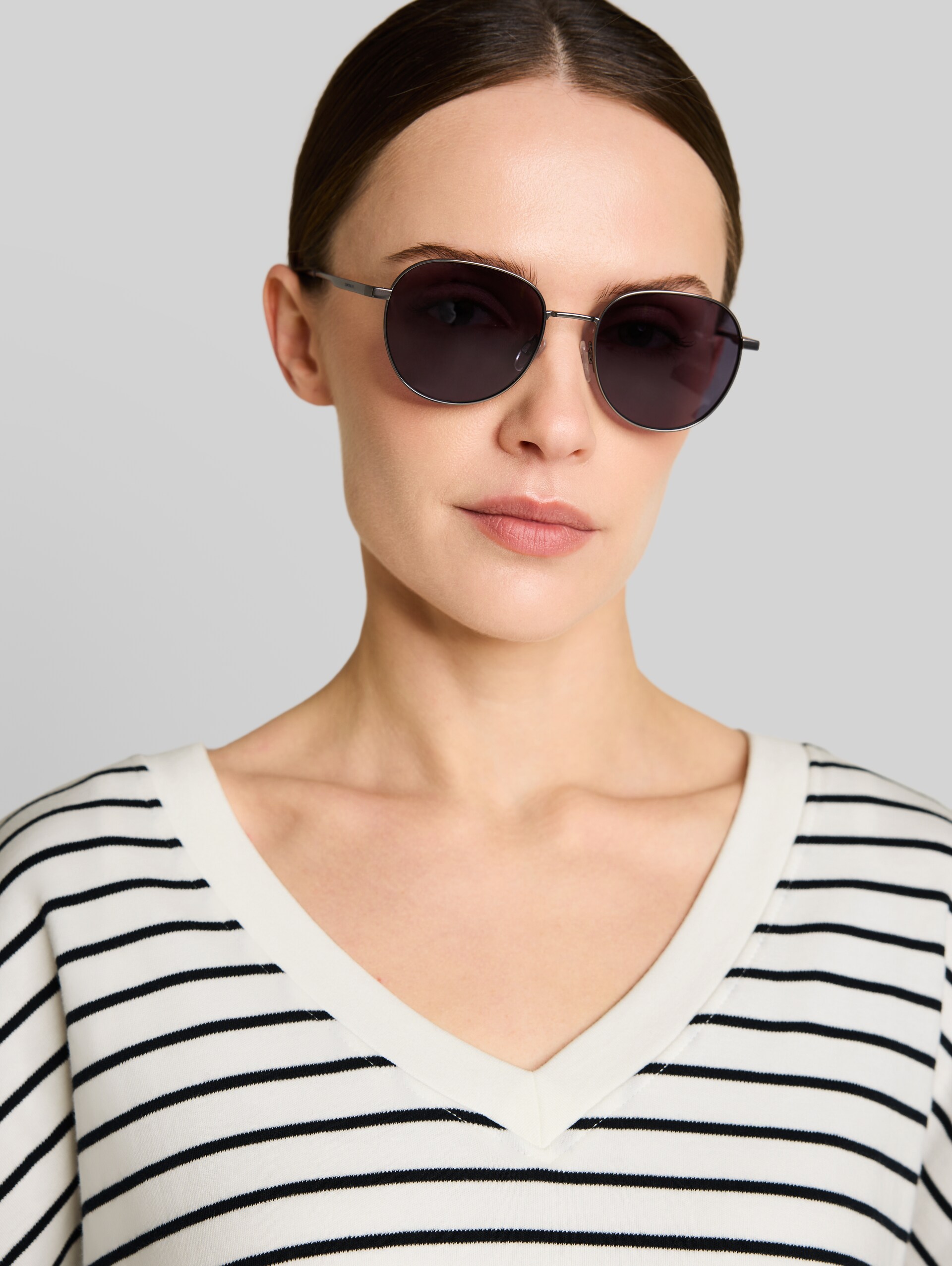 Runde Sonnenbrille - grey / gun - Ausschnitt seitliche Model-Ansicht