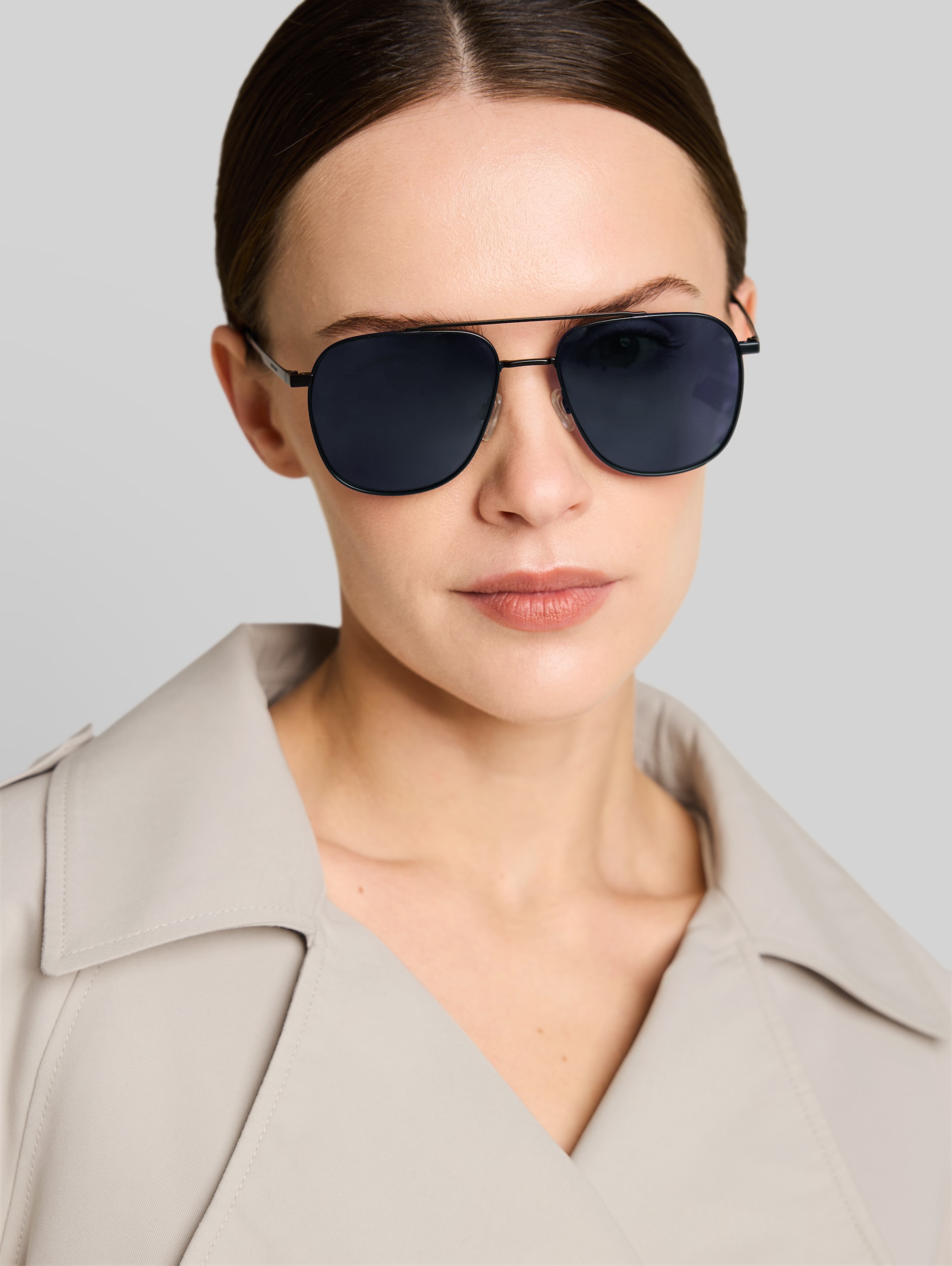 Aviator sunglasses - black - Neckline side model view