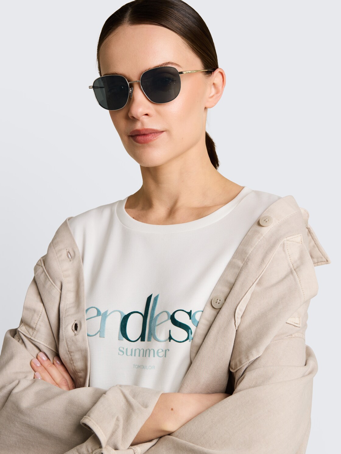 Rechteckige Sonnenbrille - gold - Ausschnitt seitliche Model-Ansicht