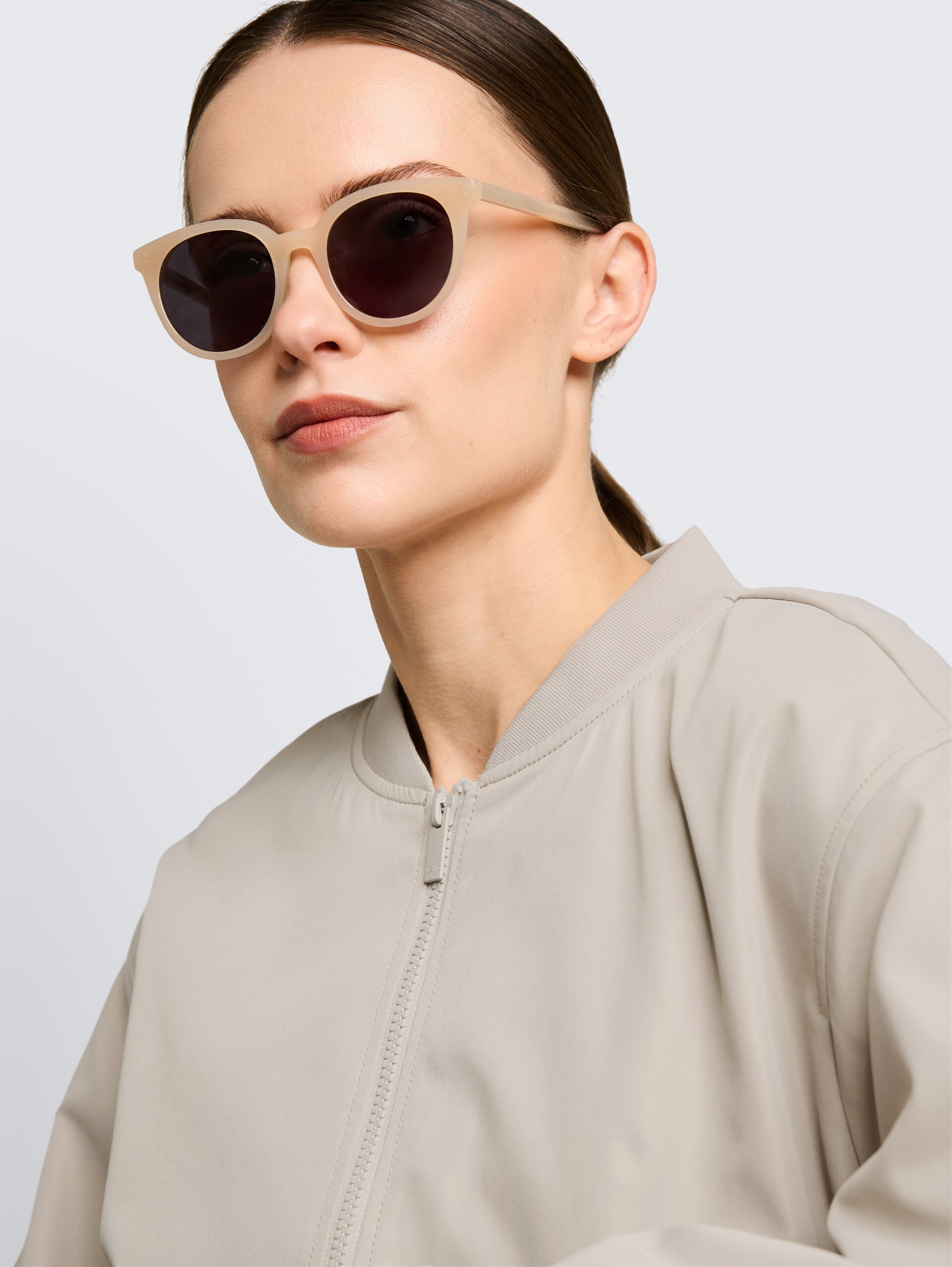 Feminine Sonnenbrille - yellow / white / beige - Ausschnitt seitliche Model-Ansicht