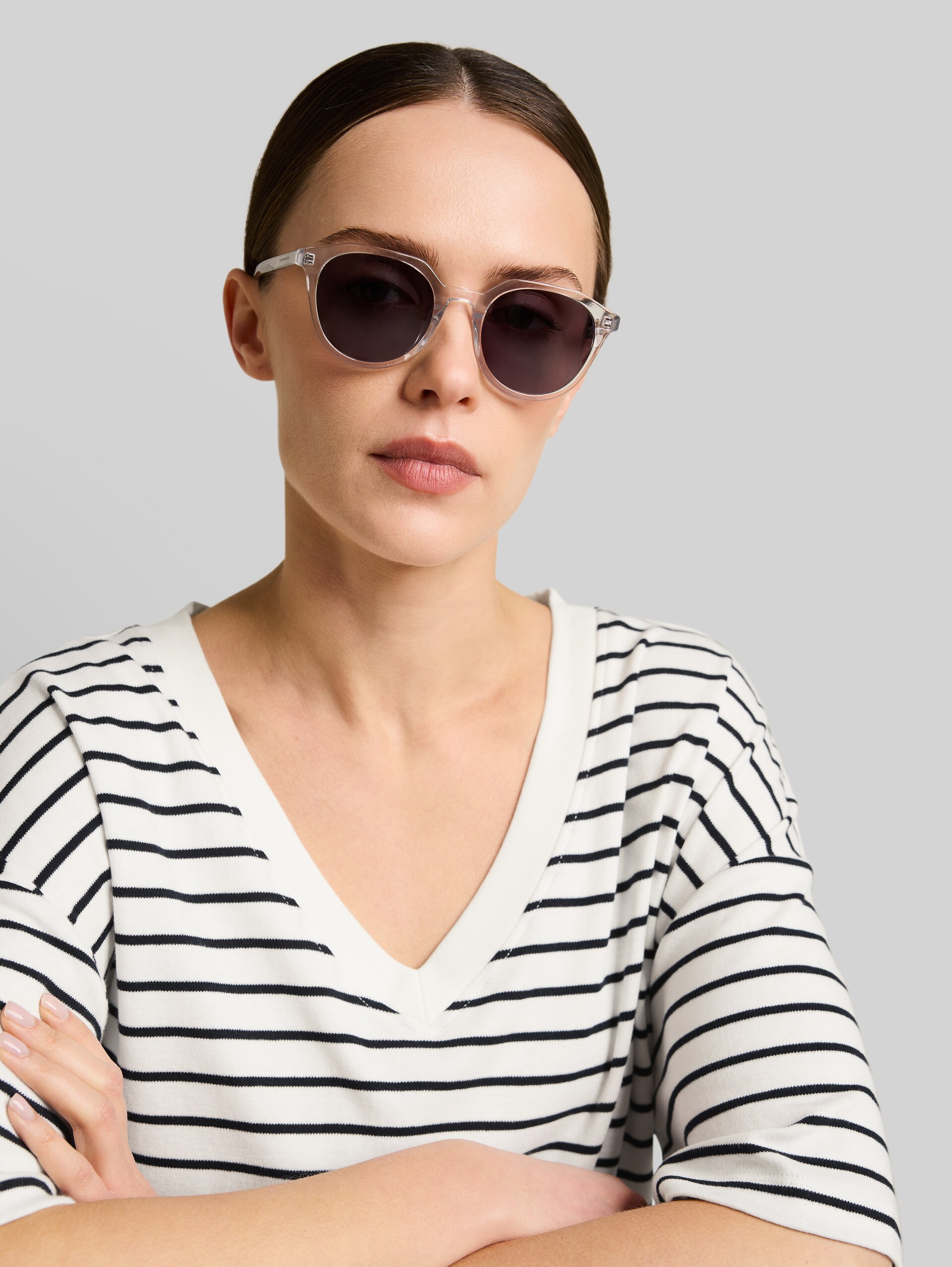 Round sunglasses - palladium / chrome / rhodium / - Neckline side model view