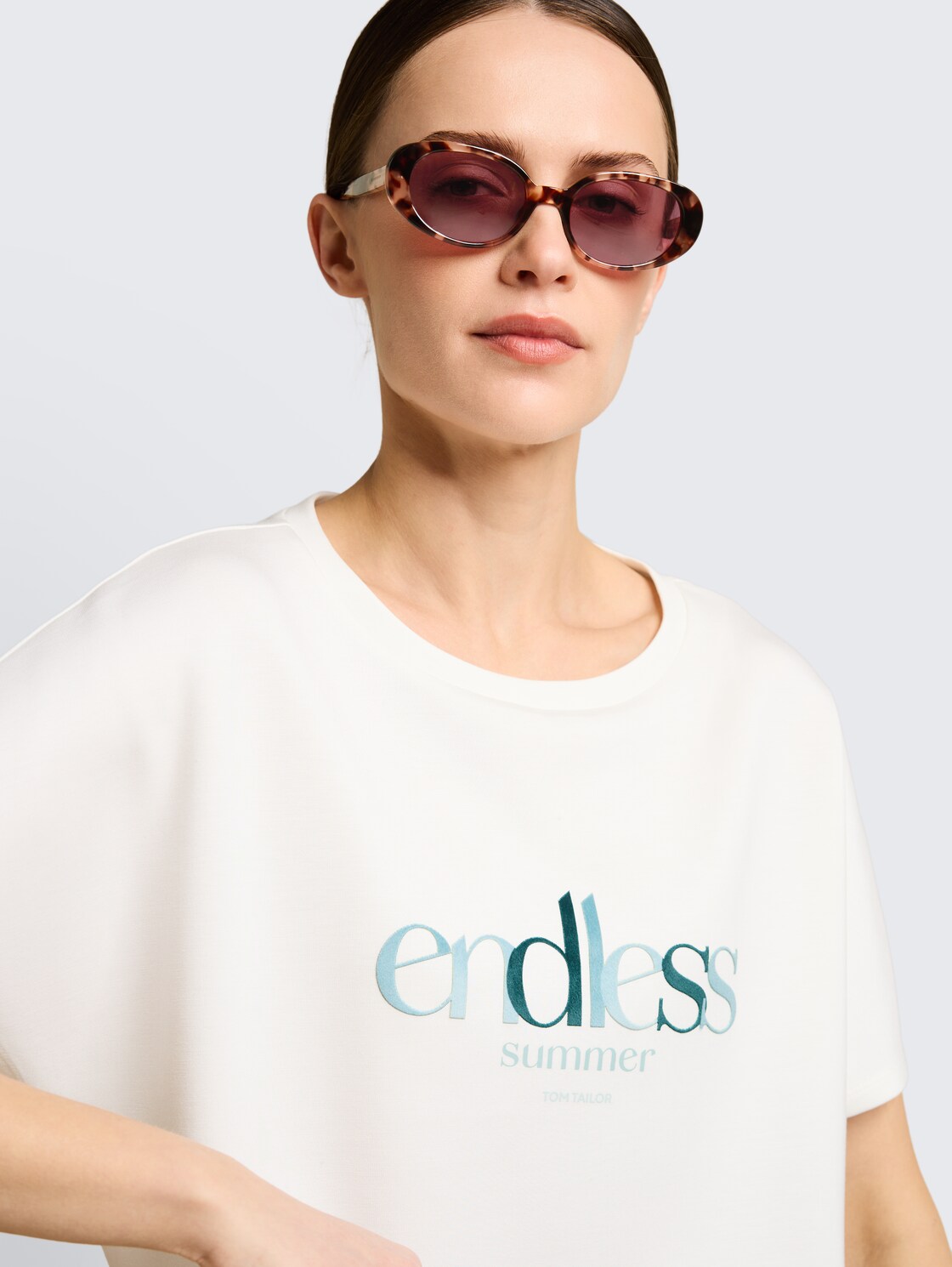 Feminine Sonnenbrille - red / rose / violet - Ausschnitt seitliche Model-Ansicht