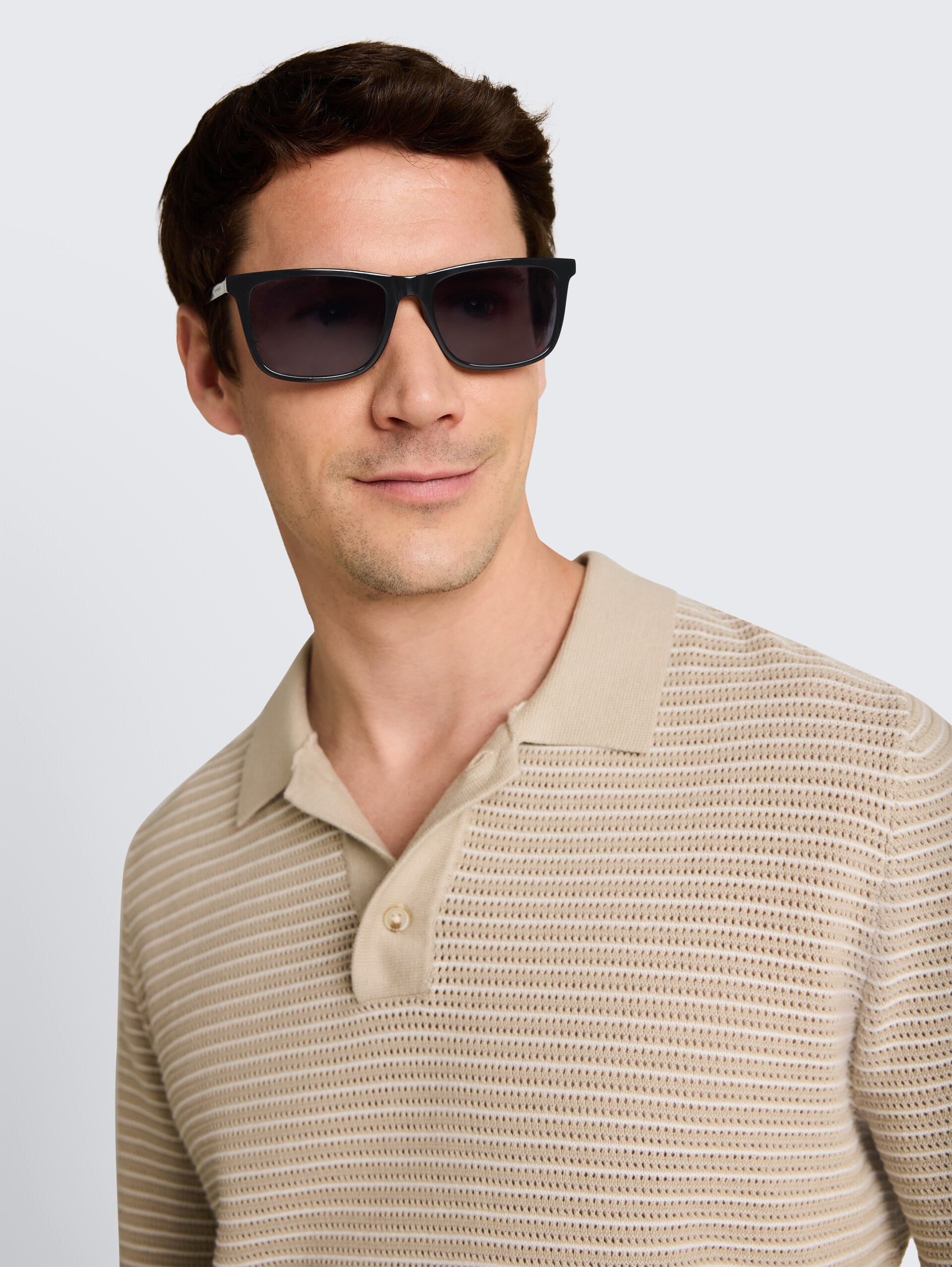 Eckige Sonnenbrille - black - Ausschnitt seitliche Model-Ansicht