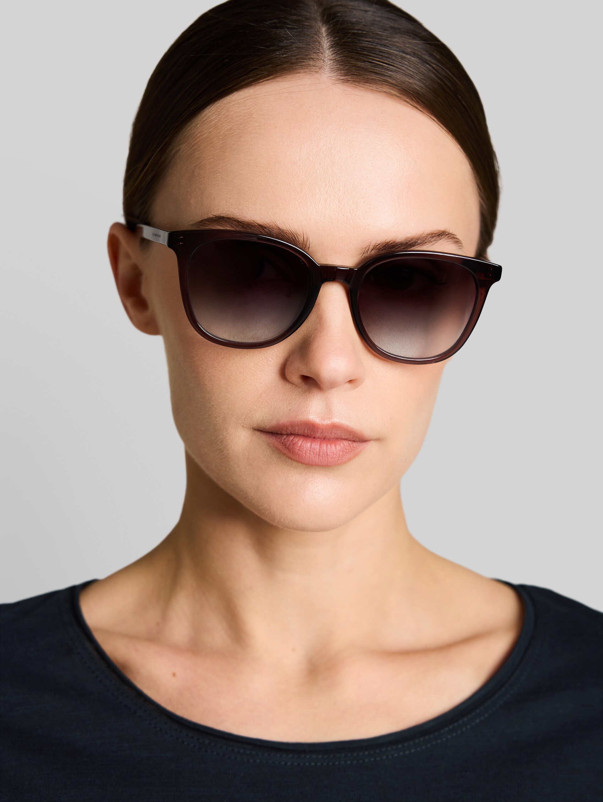 Feminine sunglasses - red / rose / violet - Neckline side model view