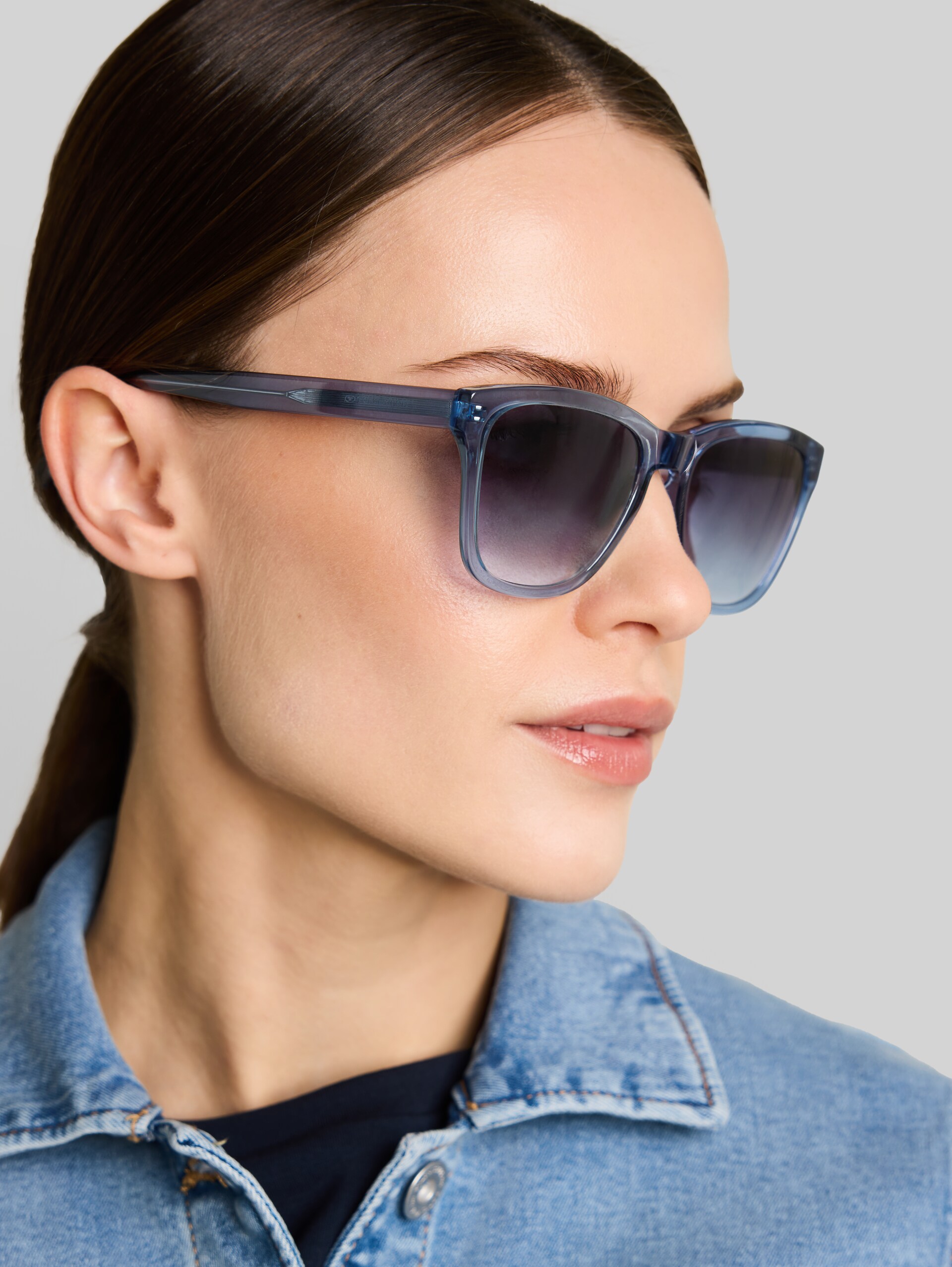 Eckige Sonnenbrille - blue - Ausschnitt seitliche Model-Ansicht