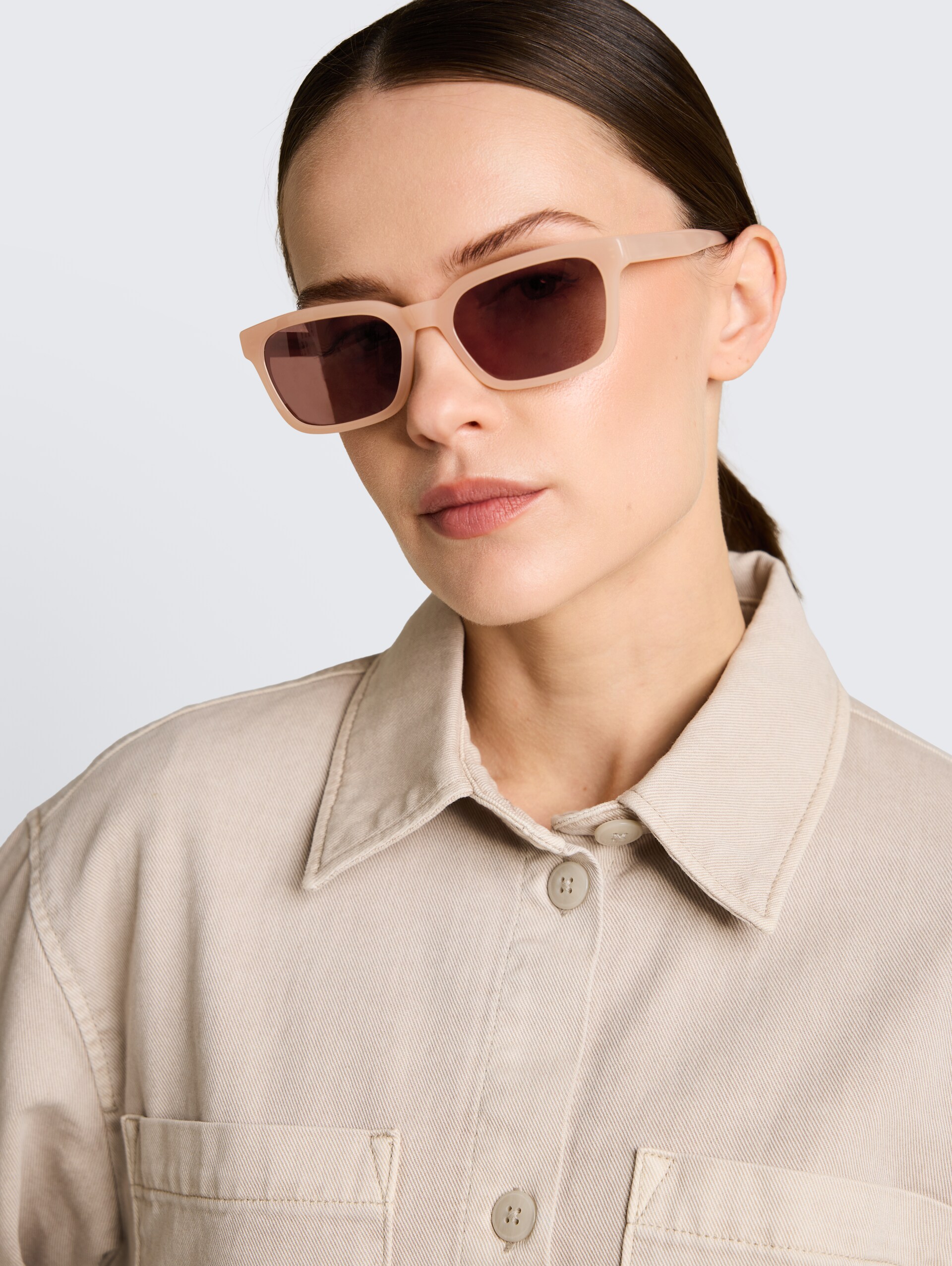 Cat-Eye Sonnenbrille - red / rose / violet - Ausschnitt seitliche Model-Ansicht
