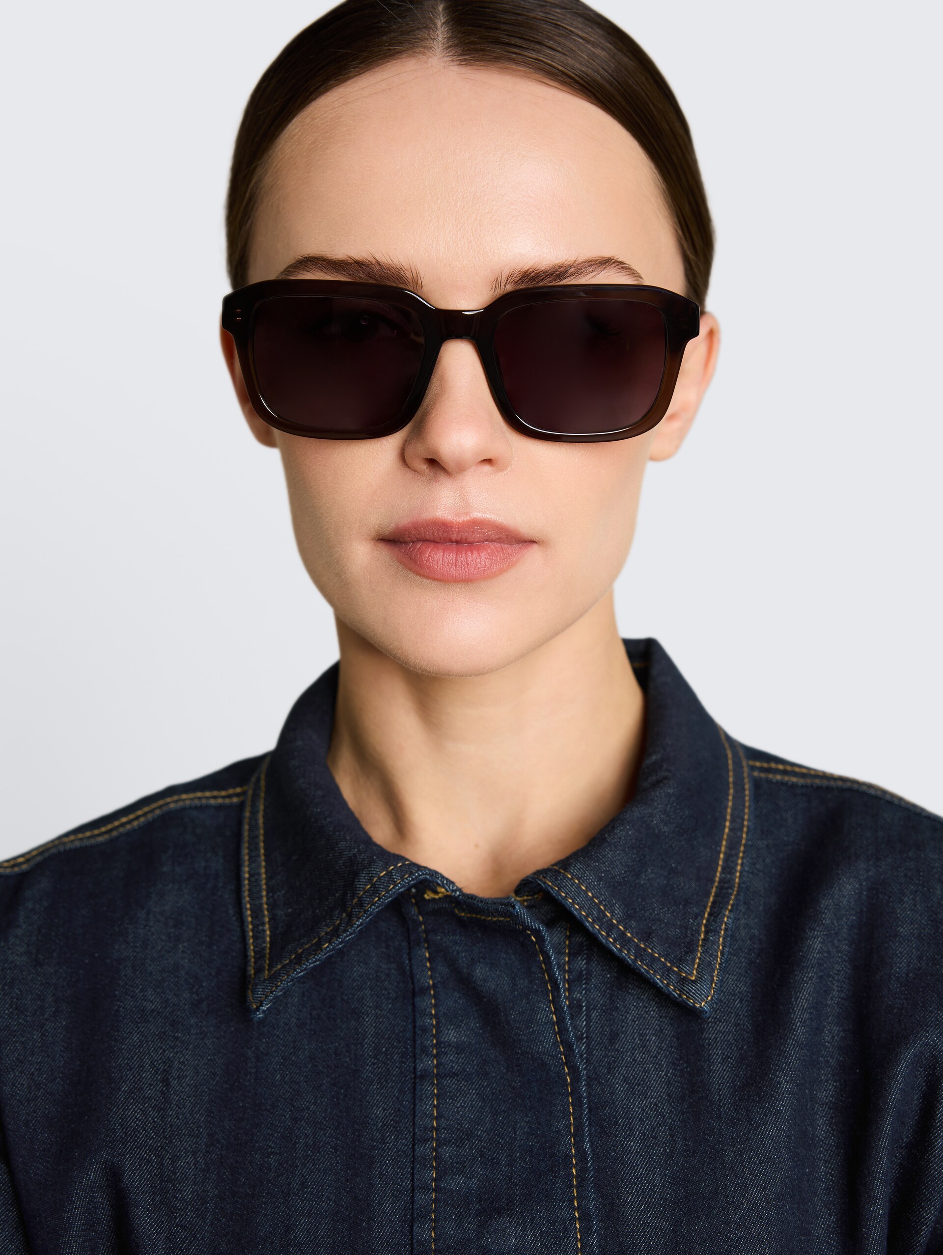 Rechteckige Sonnenbrille - brown - Ausschnitt seitliche Model-Ansicht