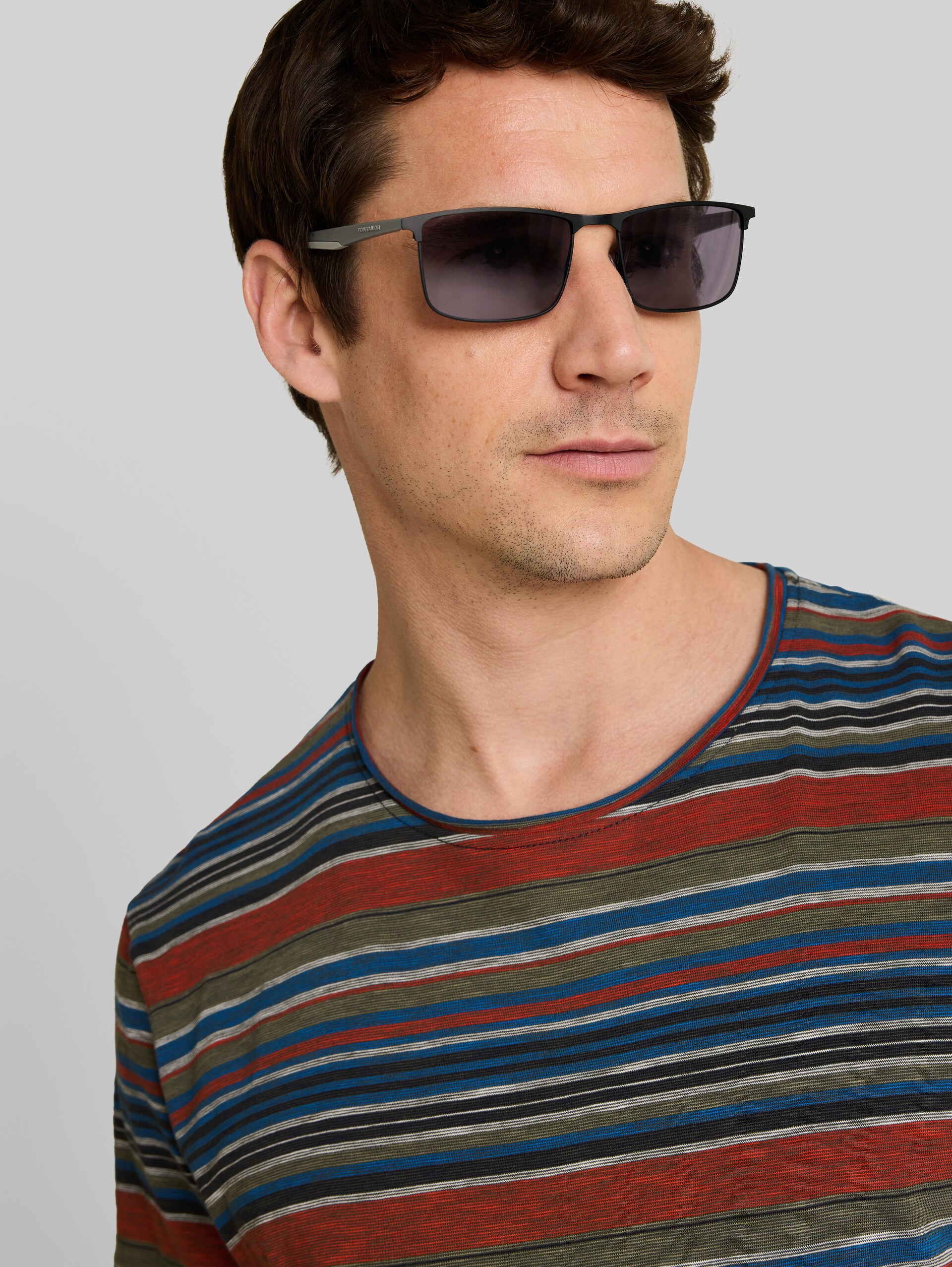 Lunettes de soleil carrées - black - Découpe Vue latérale du modèle