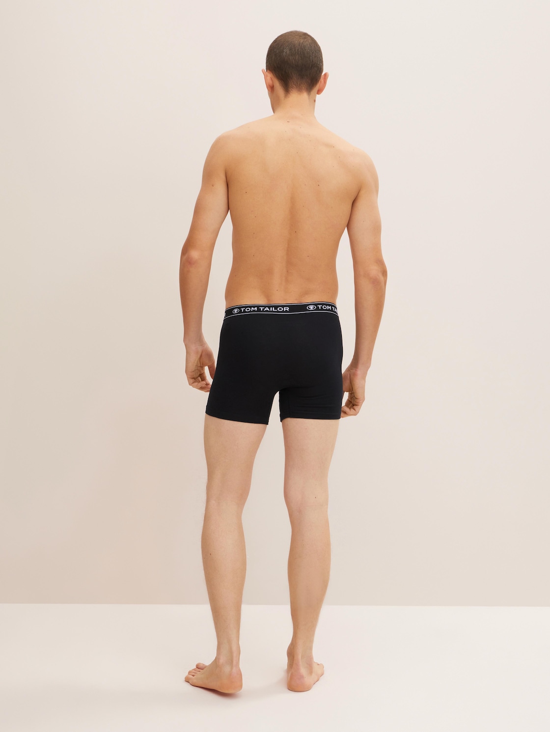 Mittellange Boxershorts im 3er-Pack - black-black-black - Auschnitt Model-Rückansicht