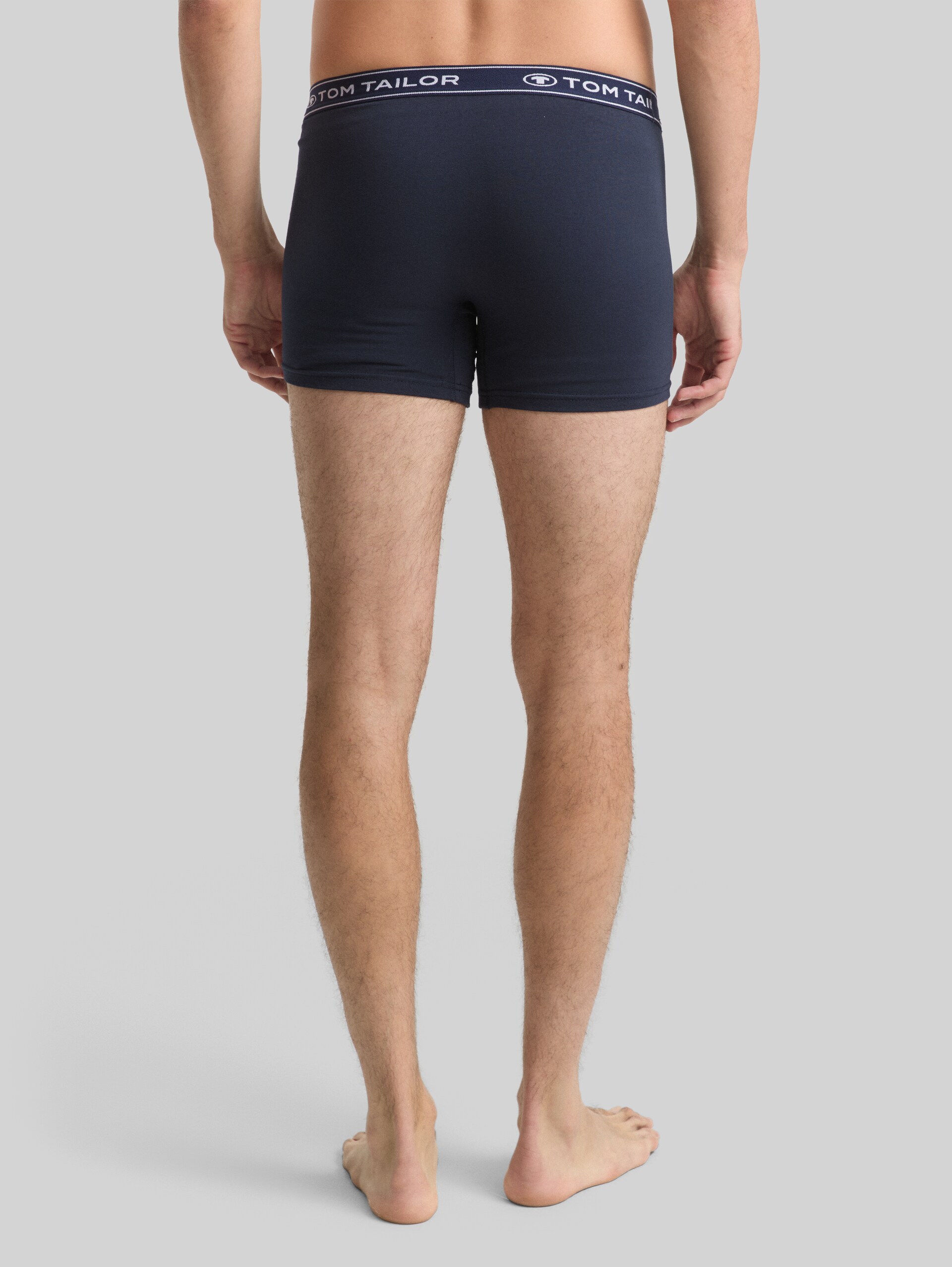 Medium-length boxer shorts in a 3-pack - red-medium-solid - Neckline model-back view