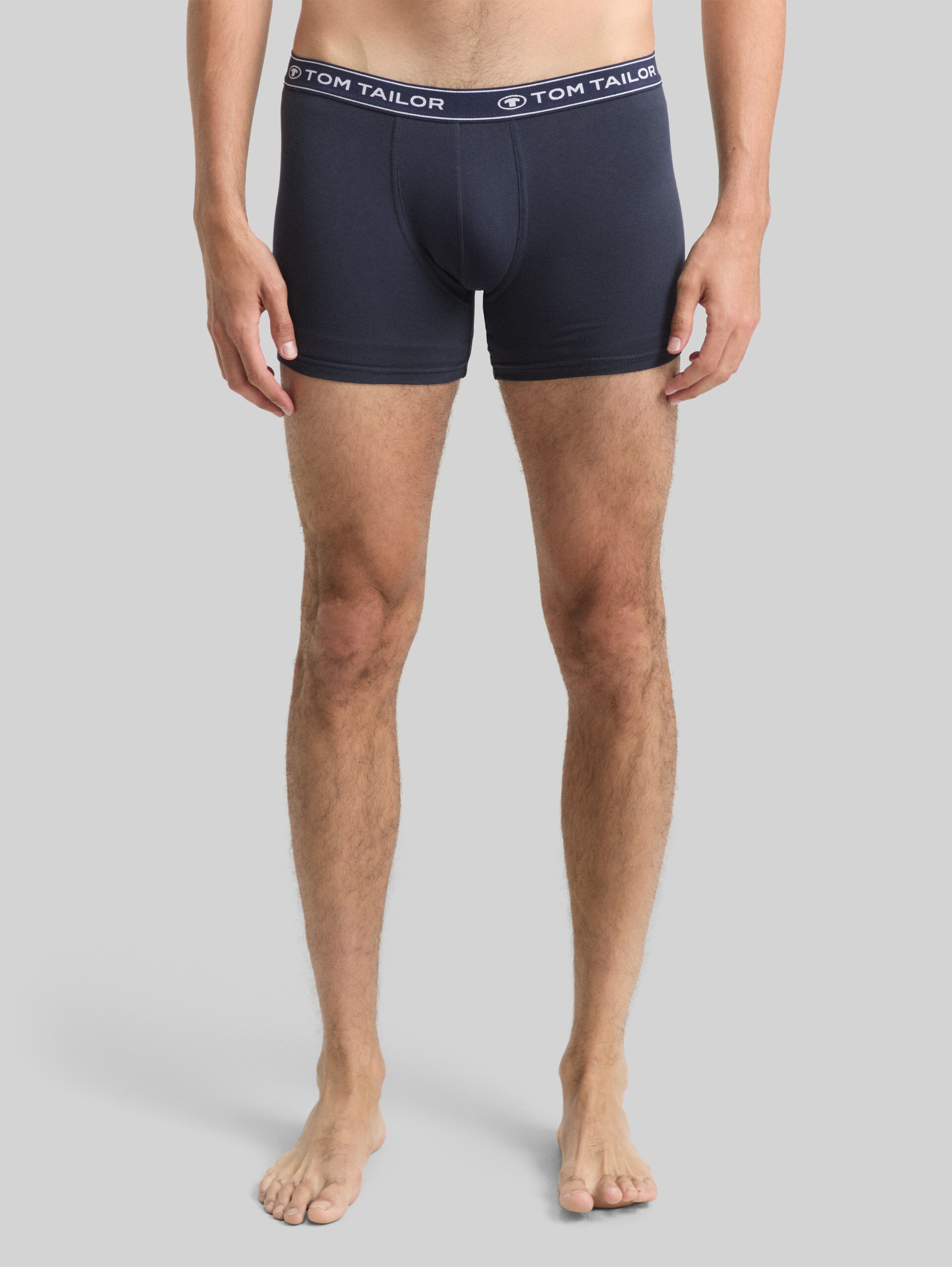 Medium-length boxer shorts in a 3-pack - red-medium-solid - Neckline model front view