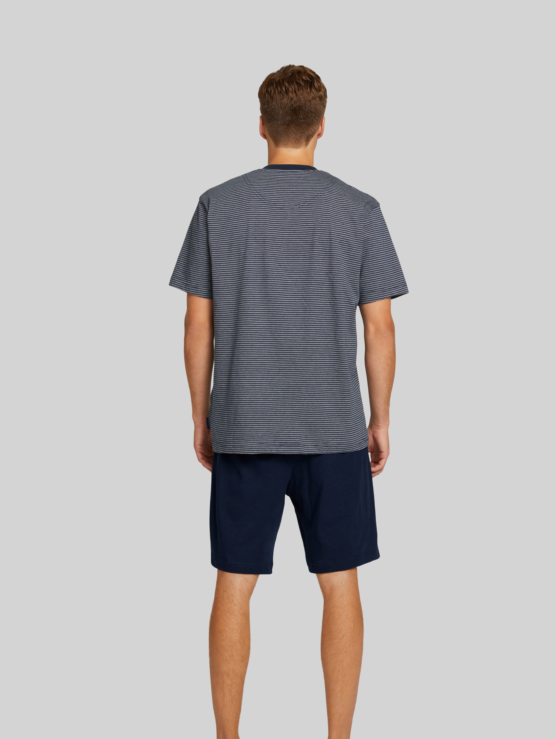 Pyjama-Set aus Baumwolle - blue-dark-horizontal stripe - Auschnitt Model-Rückansicht