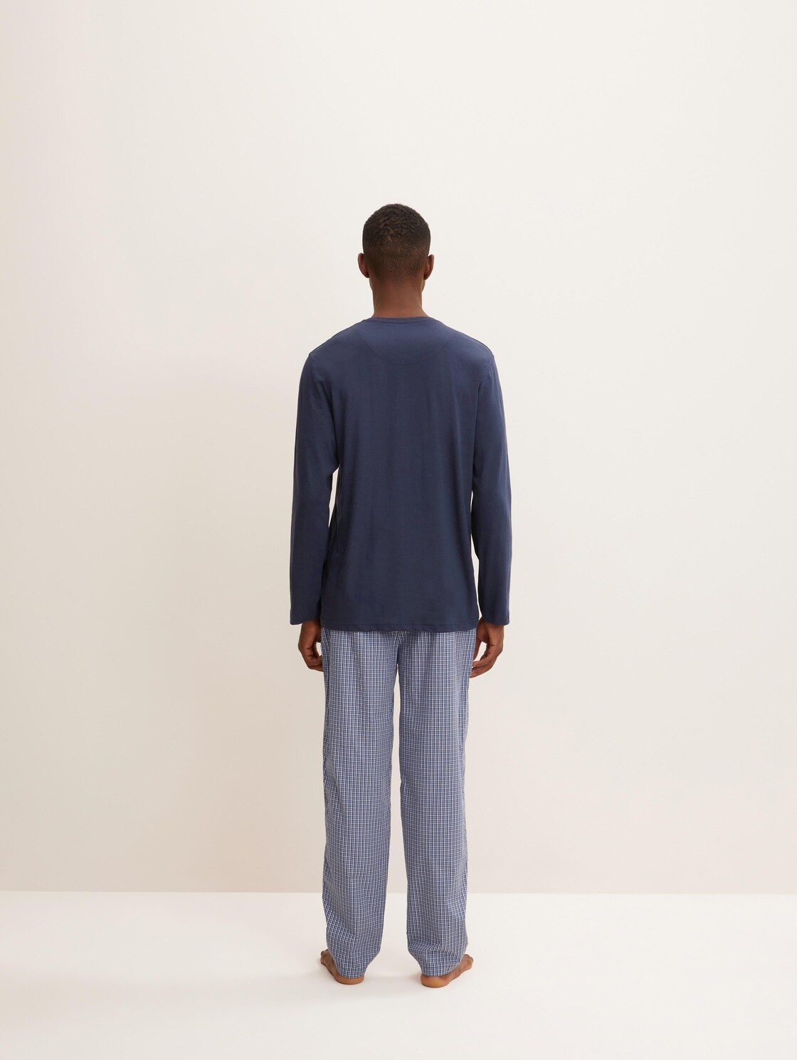 Pyjama-Langarmshirt aus Baumwolle - blue-dark-solid - Auschnitt Model-Rückansicht