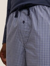 Pyjama-Hose aus Baumwolle mit Karomuster - blue-medium-check - Detail-Model-Ansicht