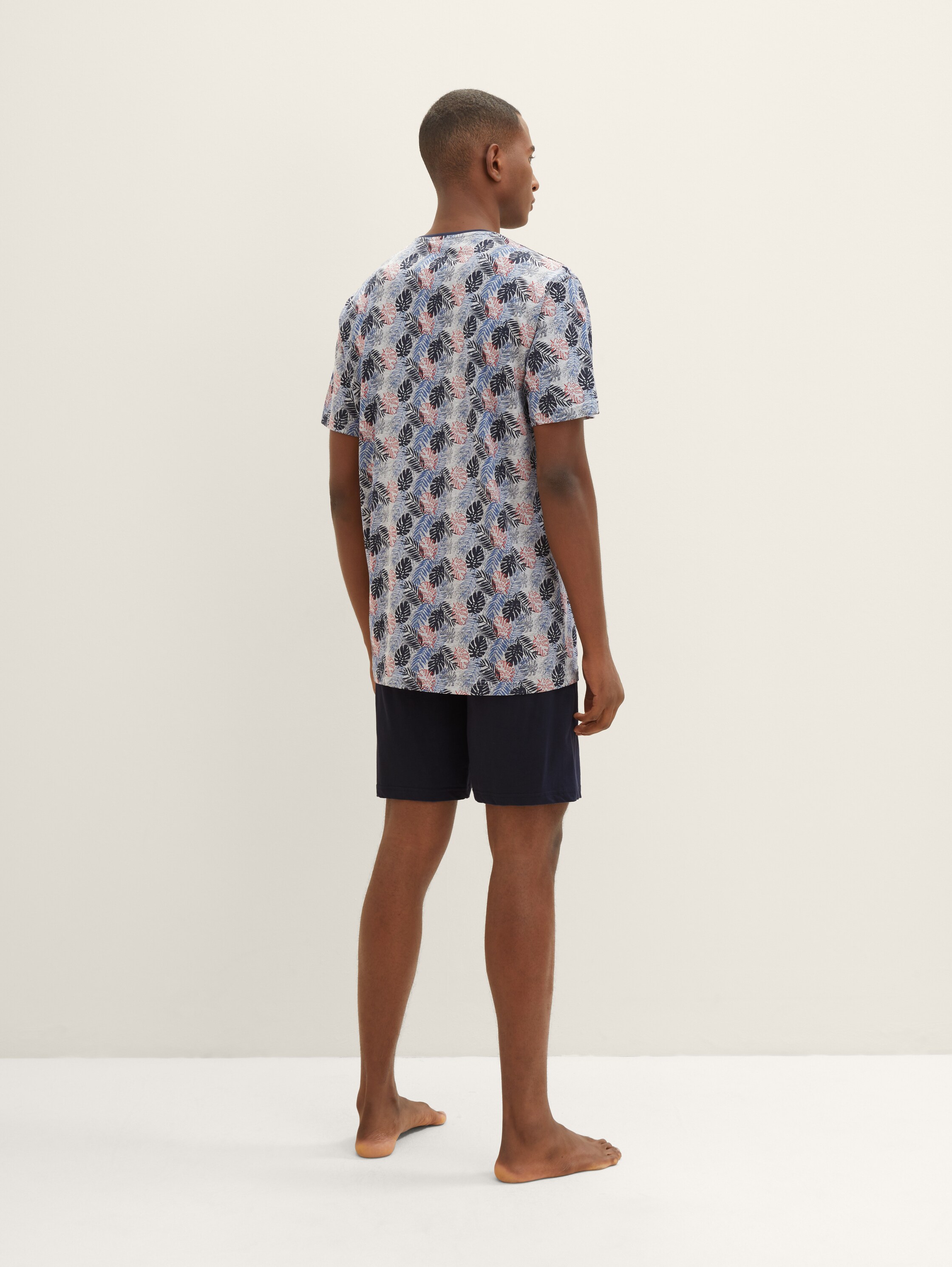 Gemusterter Kurz-Pyjama - white allover - Auschnitt Model-Rückansicht