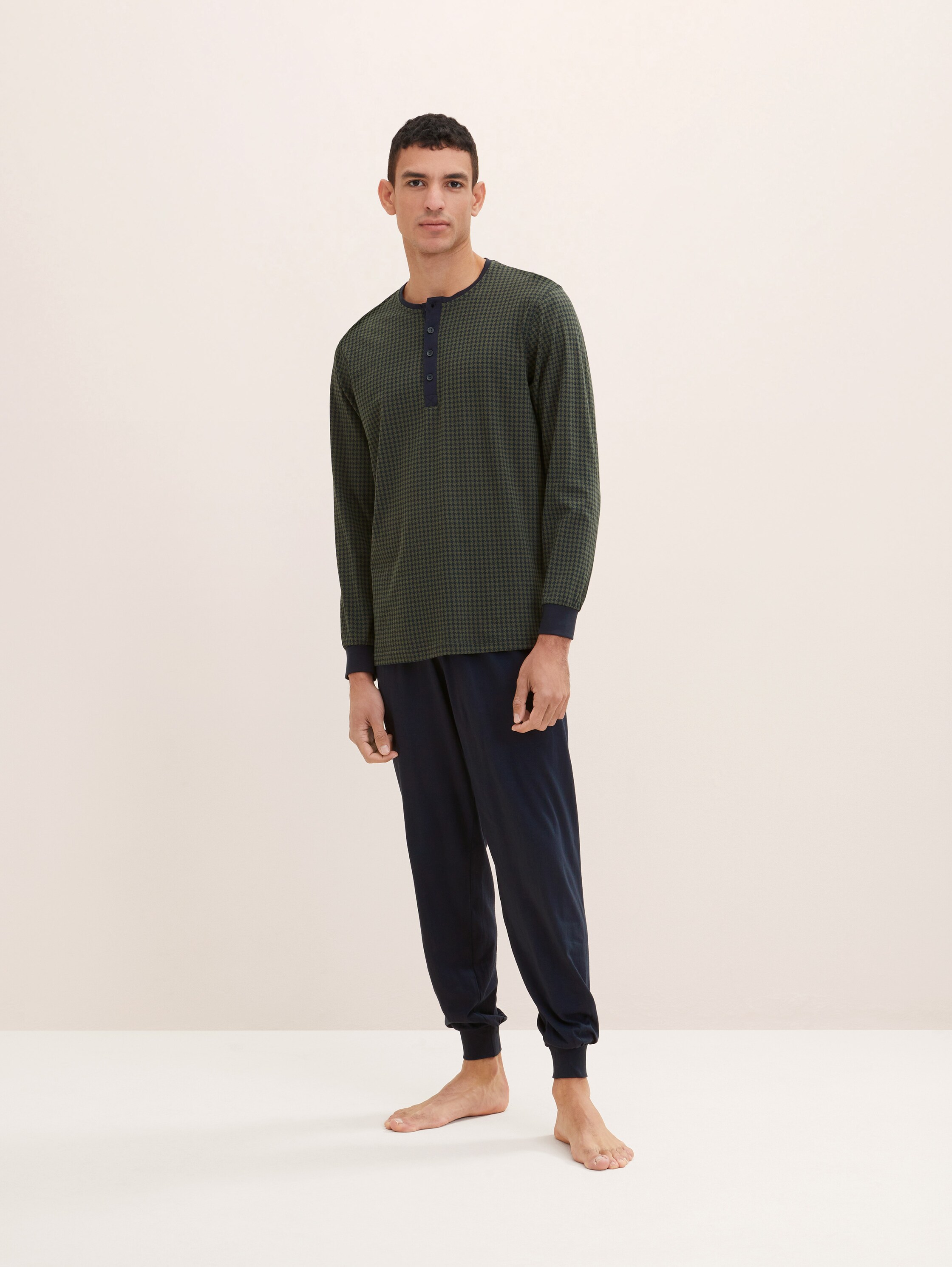 Patterned pyjamas - grün-dunkel-Allover - Model front view